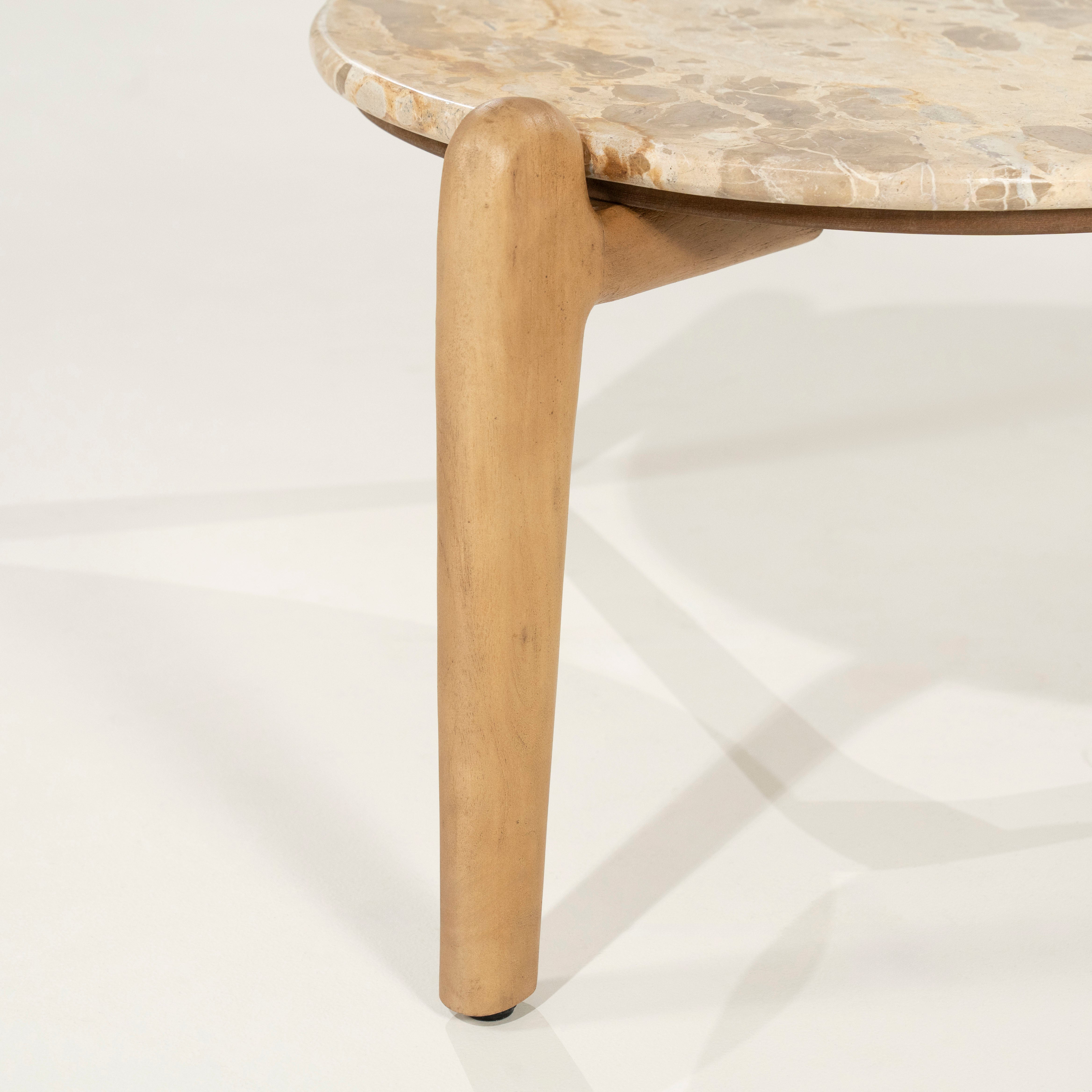 Couchtisch MARNISH aus Marmor mit einer Basis aus Mangoholz