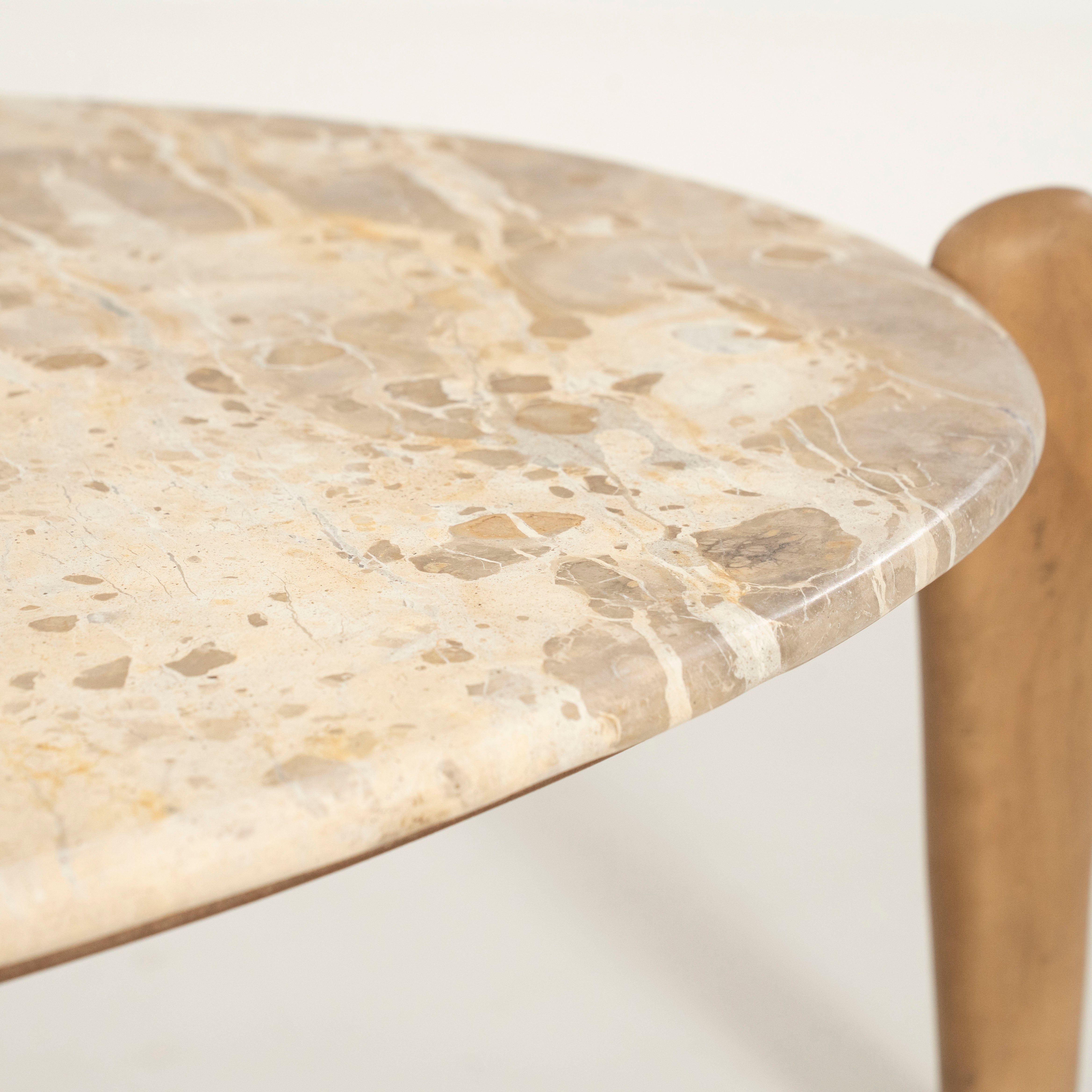 Couchtisch MARNISH aus Marmor mit einer Basis aus Mangoholz