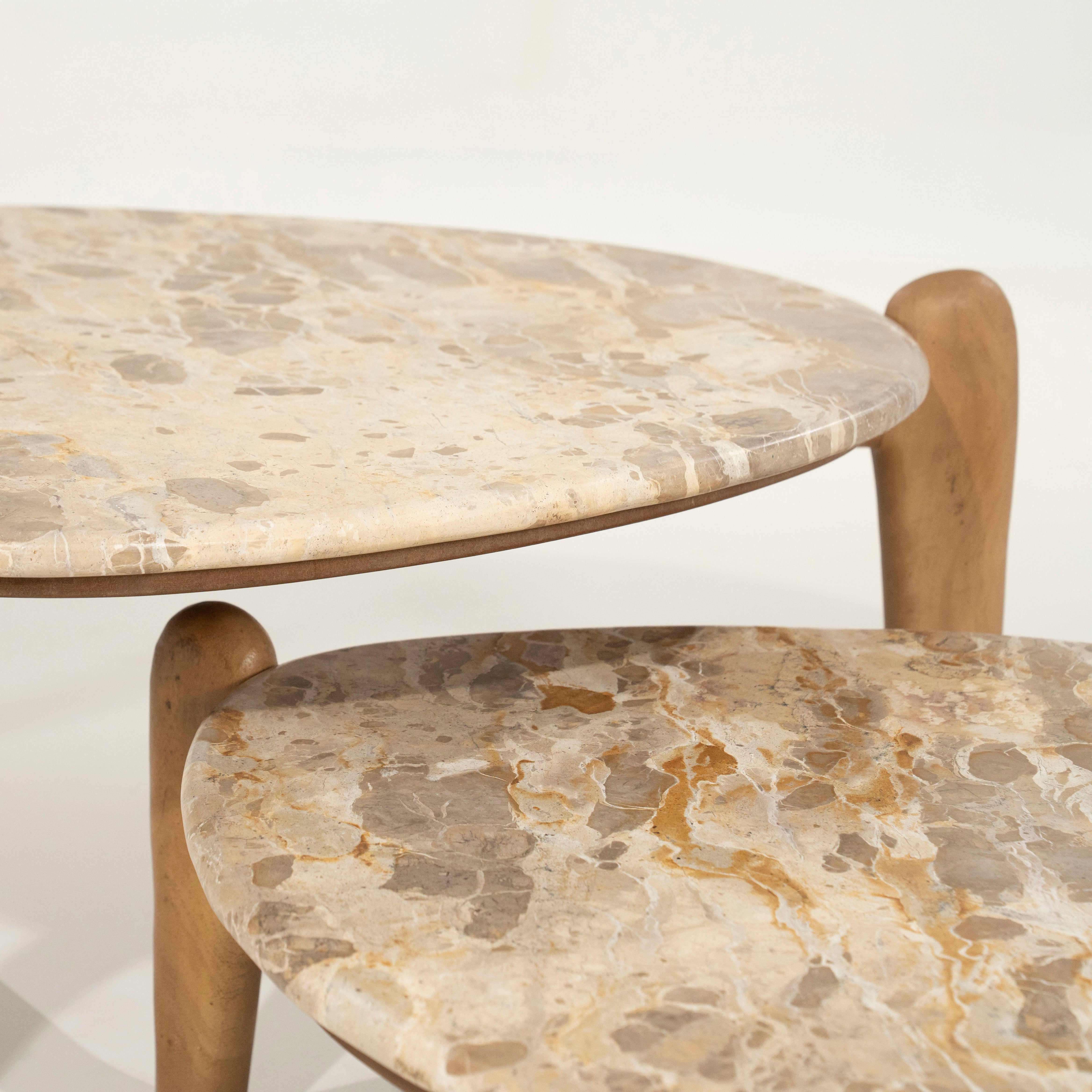 Couchtisch MARNISH aus Marmor mit einer Basis aus Mangoholz