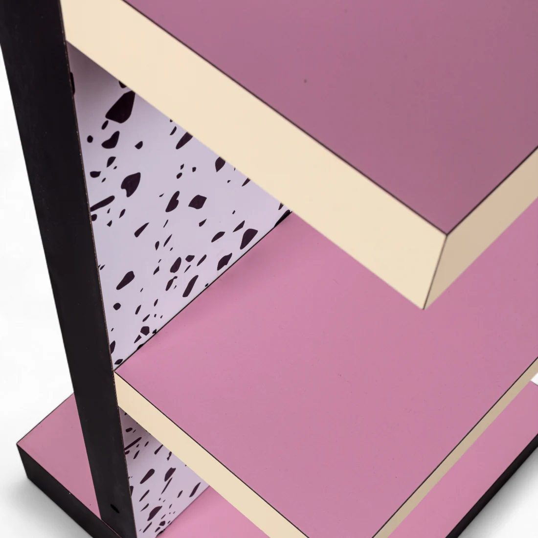 Regal SUPERSHELF TERRAZZO weiß mit Gelb und Rosa