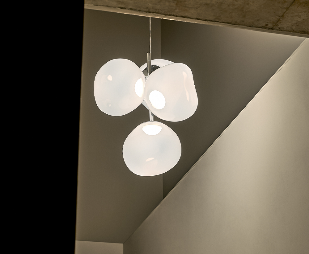 Żyrandol MELT opalowy ze srebrnym wykończeniem – Tom Dixon