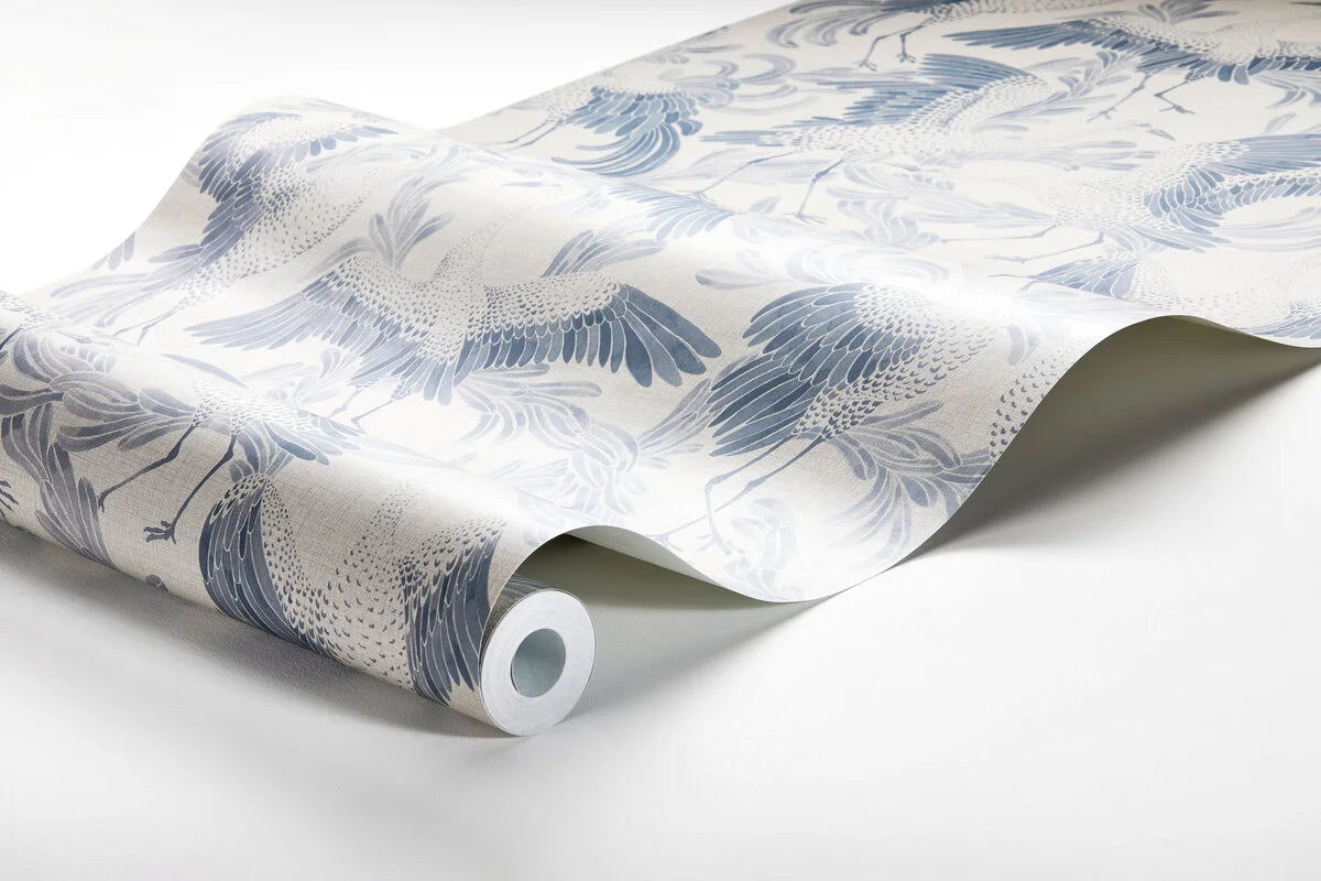 Tapete mit tierischem Motiv von Vögeln DANCING CRANE cremefarben mit Blau