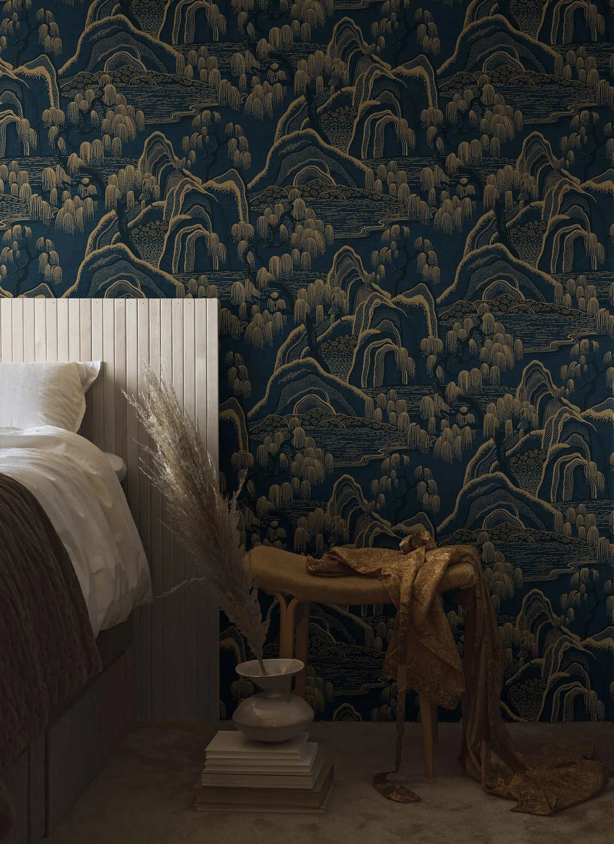 Vlies-Tapete mit Landschaft INDIGO GARDEN in Marineblau mit Gold