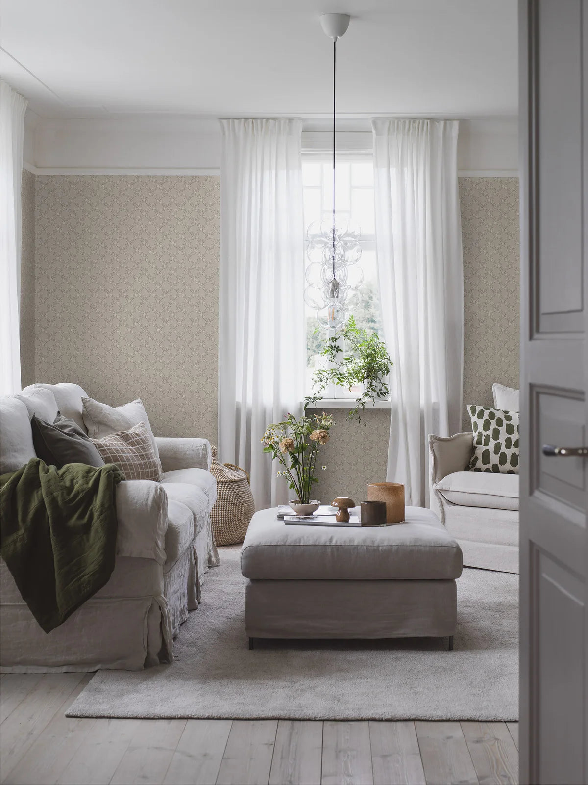 Beige floral motif wallpaper SOMMARSLÖJA with white