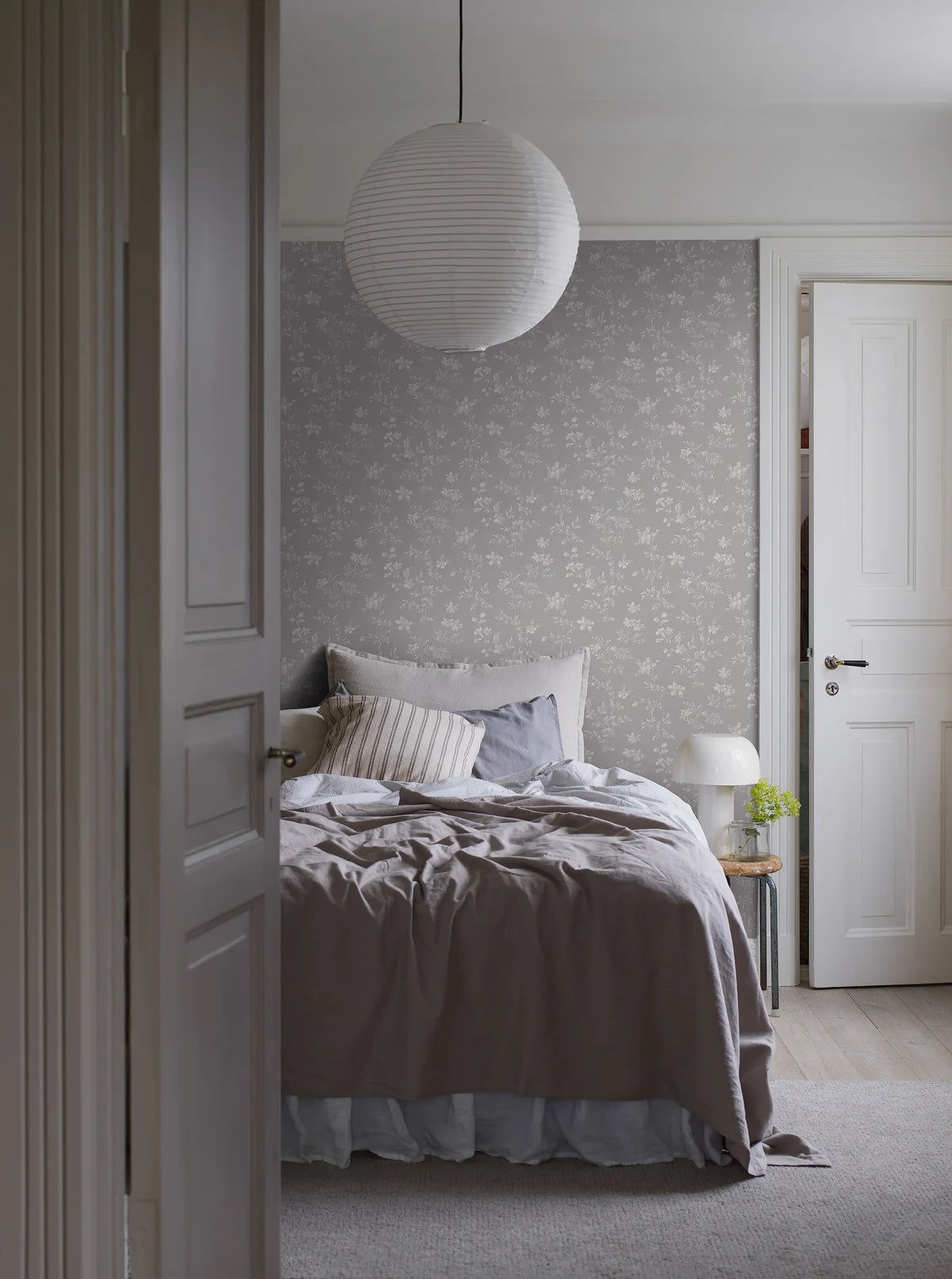 Gray floral motif wallpaper ÄNGSBLOMMA with white