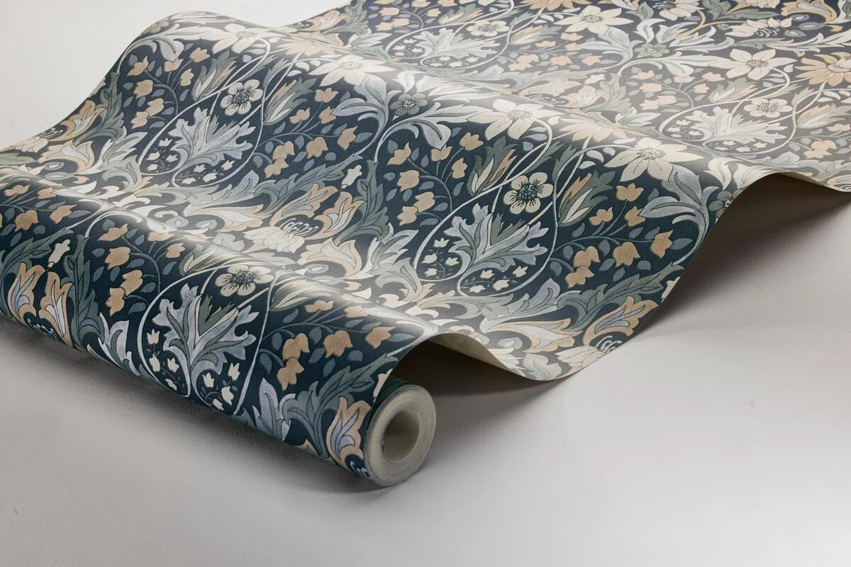 Tapete mit Pflanzenmotiv BLOMSTERFRÖJD in Marineblau mit Grün