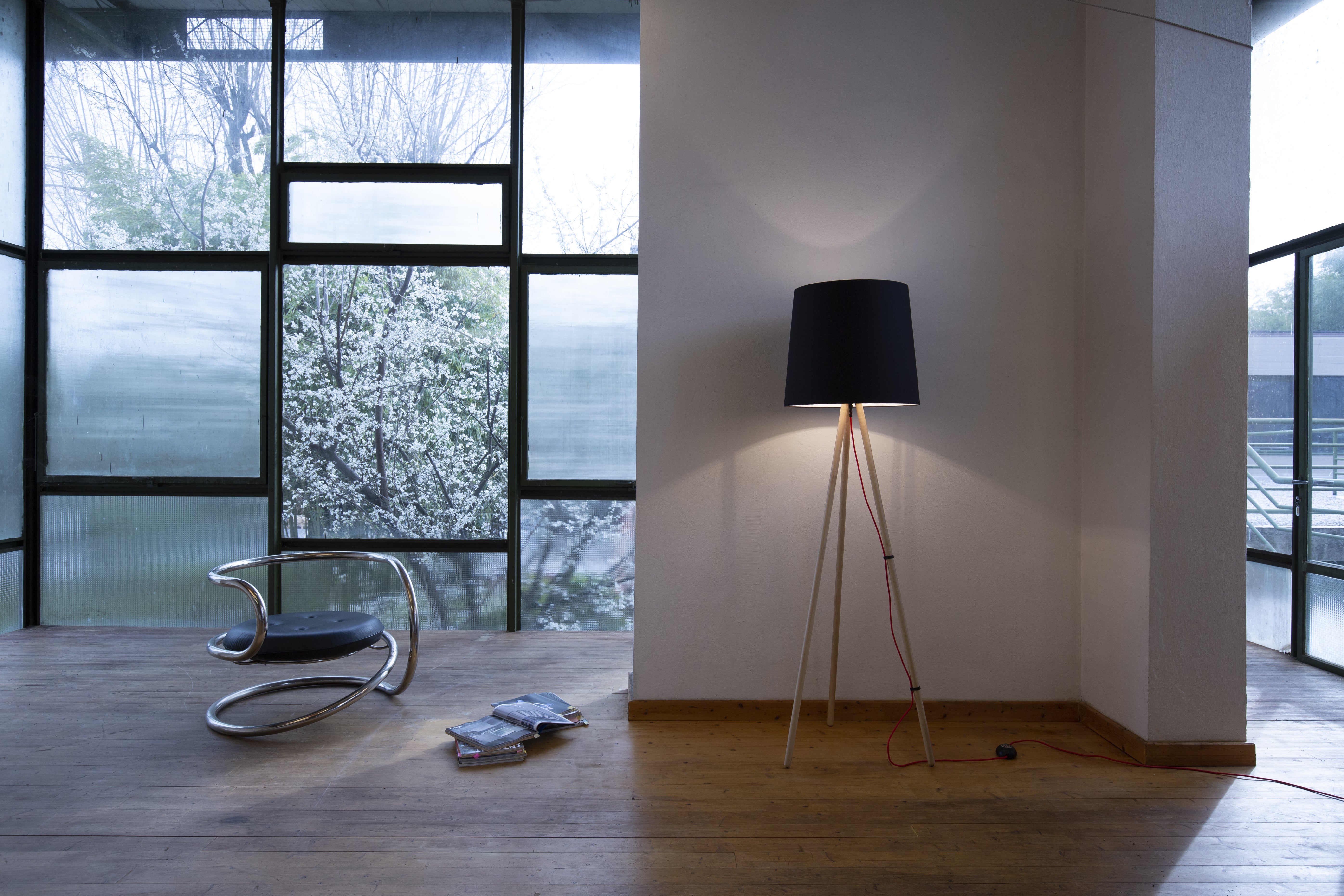 Lampa podłogowa EVA czarny klosz z czarną podstawą
