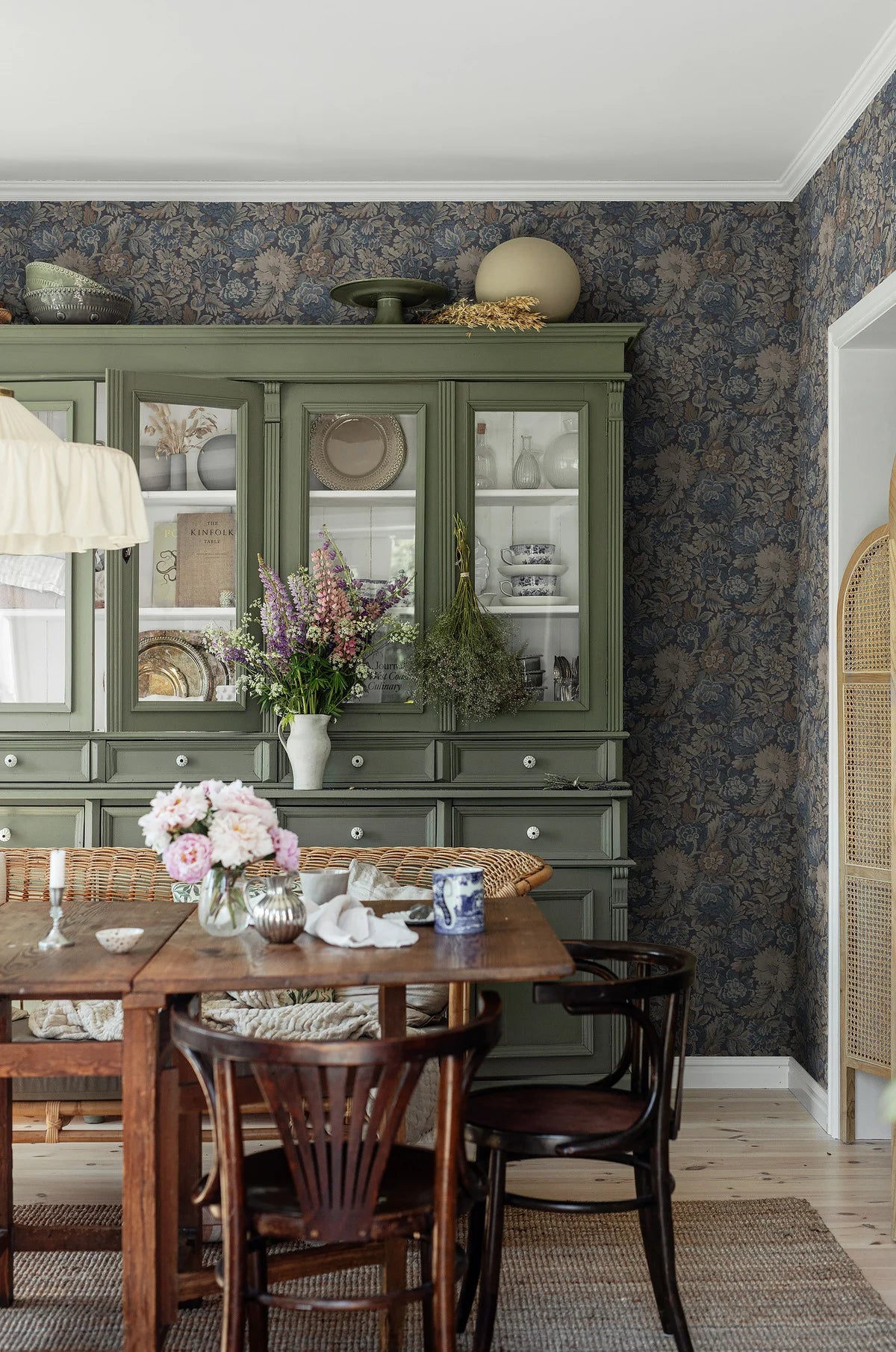 Tapete mit floralem Muster NIGHTINGALE GARDEN blau mit beige