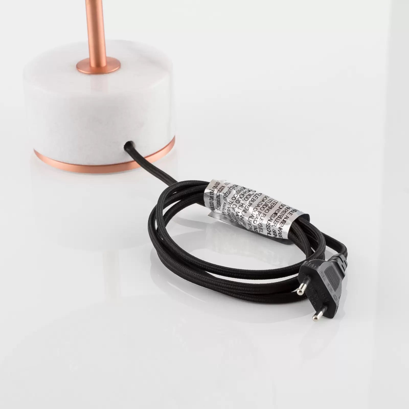 Schwarze Tischlampe mit einer Kupferbasis