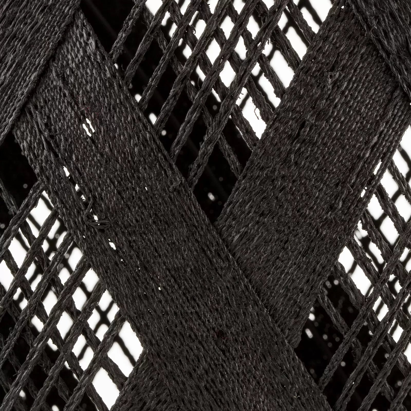 Schwarze Tischlampe mit einer Kupferbasis