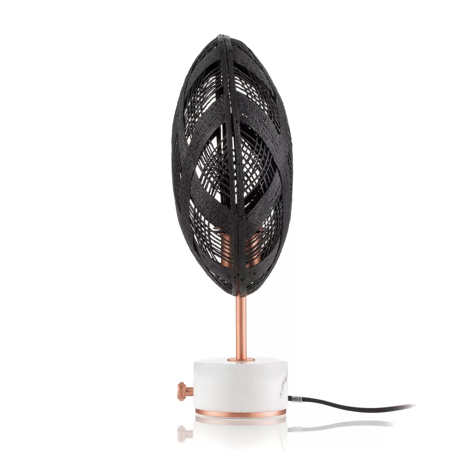 Schwarze Tischlampe mit einer Kupferbasis