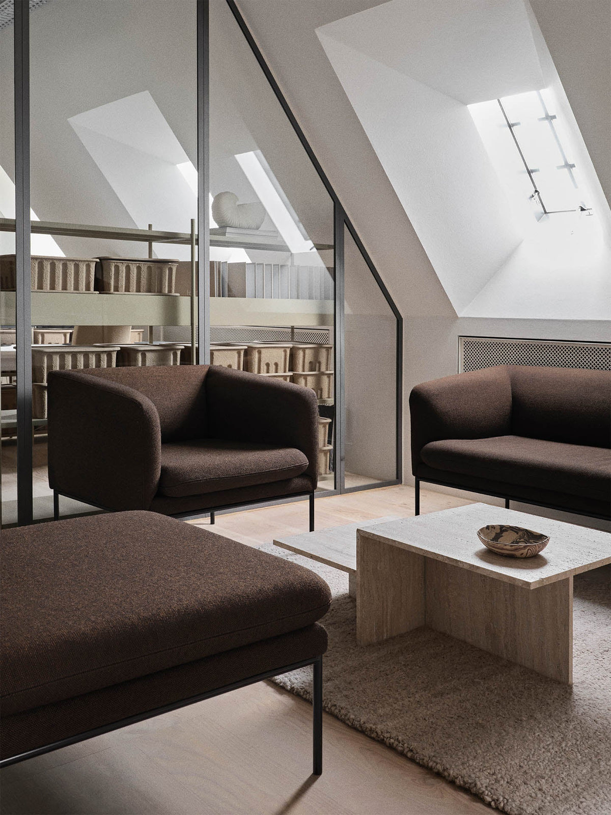 Fotel TURN ciemnobrązowy wełna – ujęcie 2