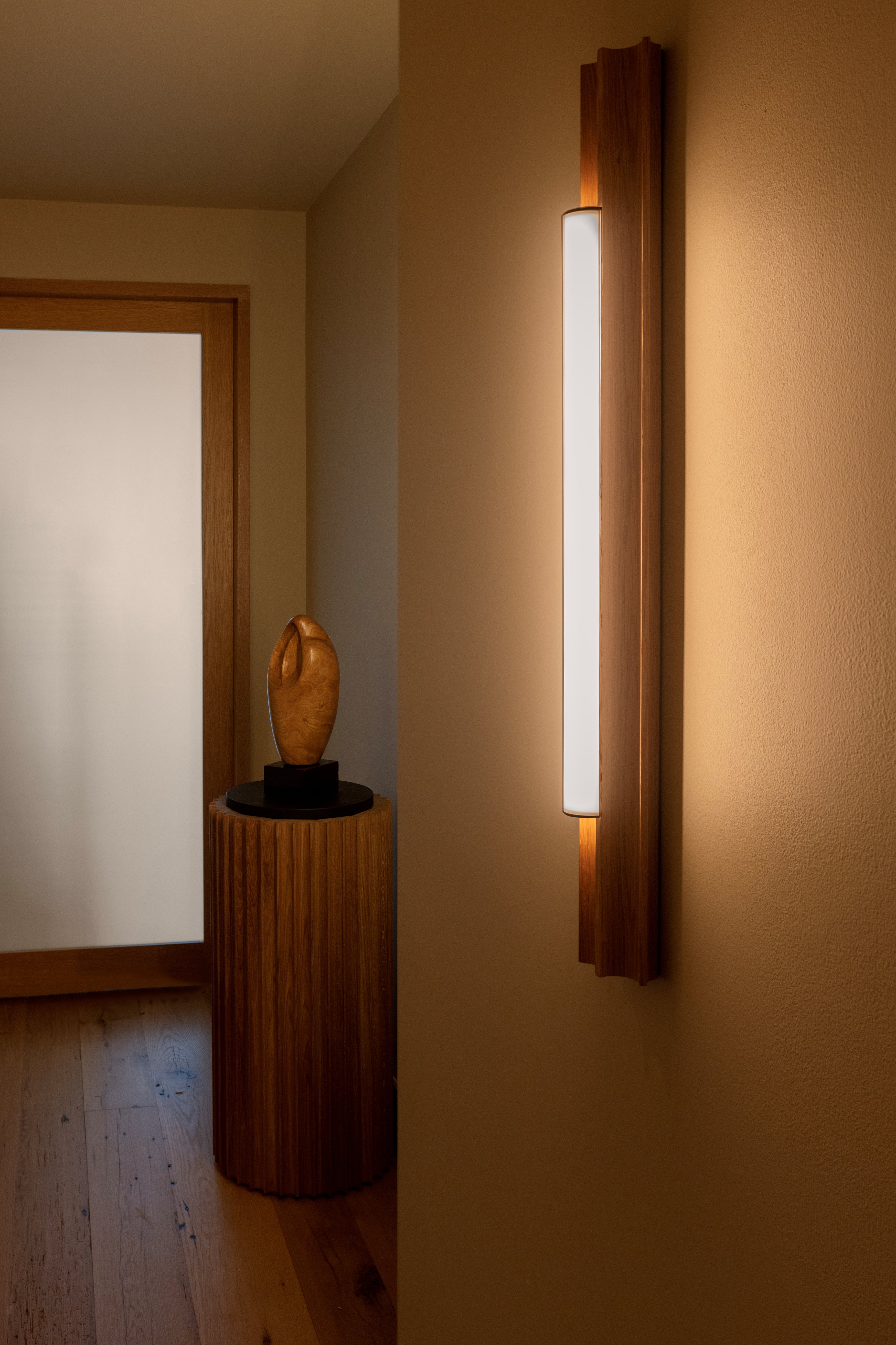 Wandlampe ALTAR aus Eichenholz mit messingfarbener Oberfläche