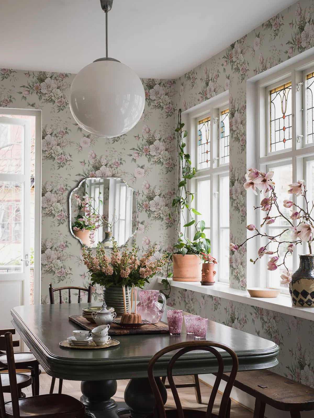 Non-woven paper wallpaper with a floral pattern FLORAL CHARM beige with pink