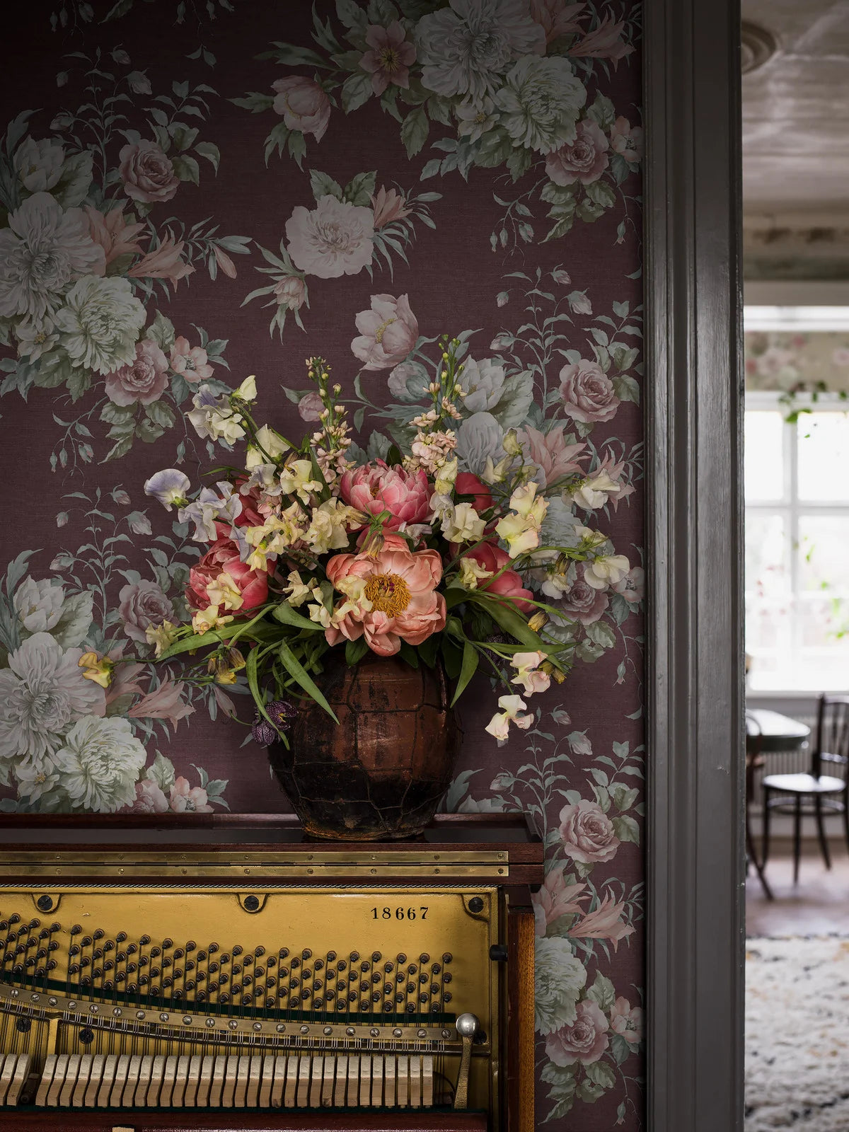 Vlies-Tapete mit pflanzlichem Muster FLORAL CHARM burgunderrot mit Weiß