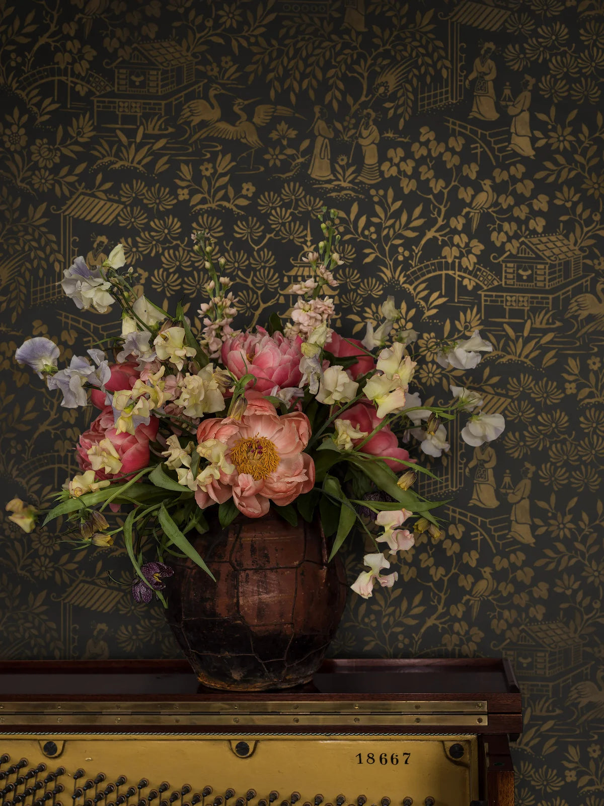 Non-woven paper wallpaper with an oriental motif ORIENTAL GARDEN brown with gold