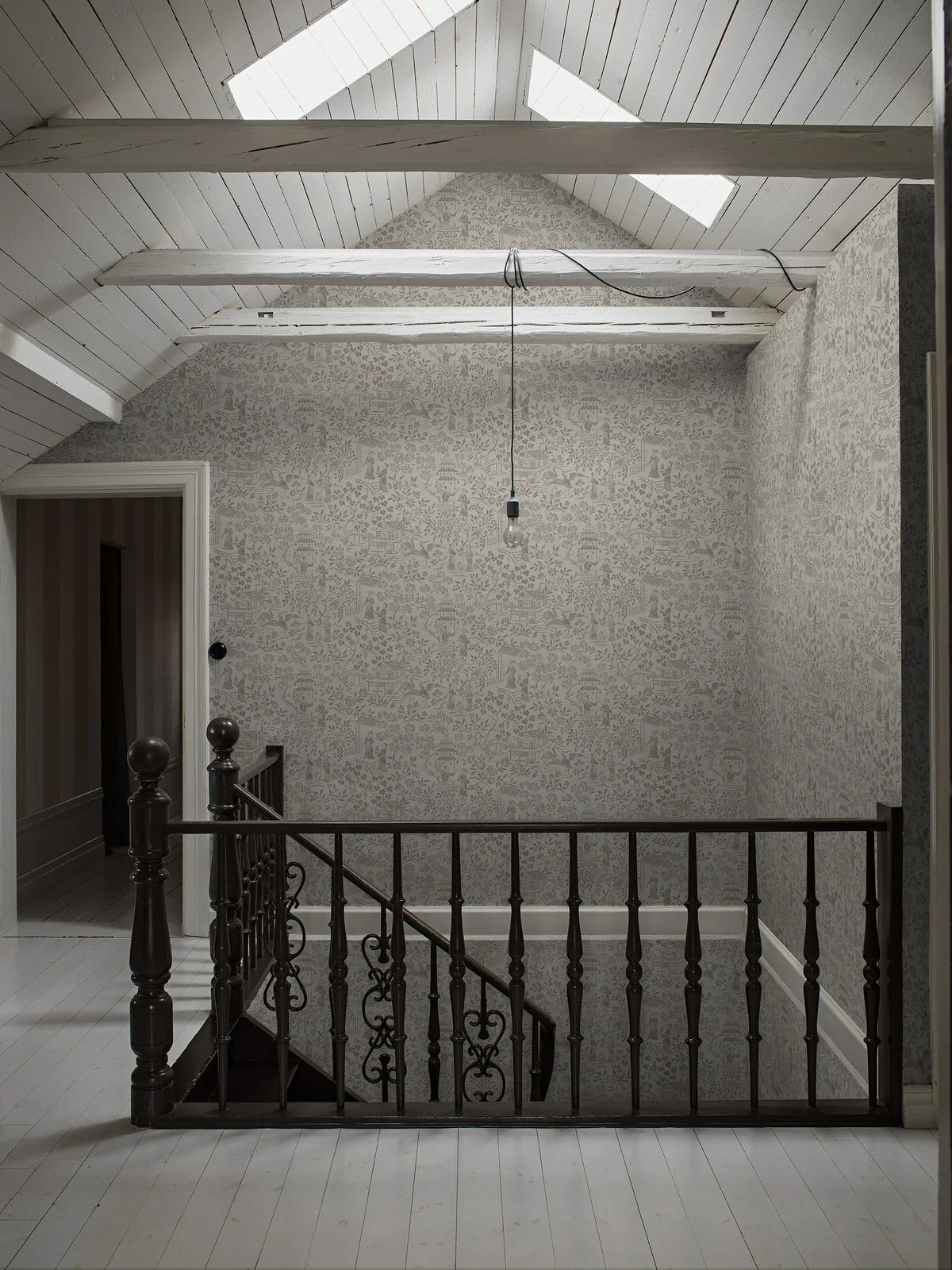 Non-woven paper wallpaper with an oriental motif ORIENTAL GARDEN beige with brown