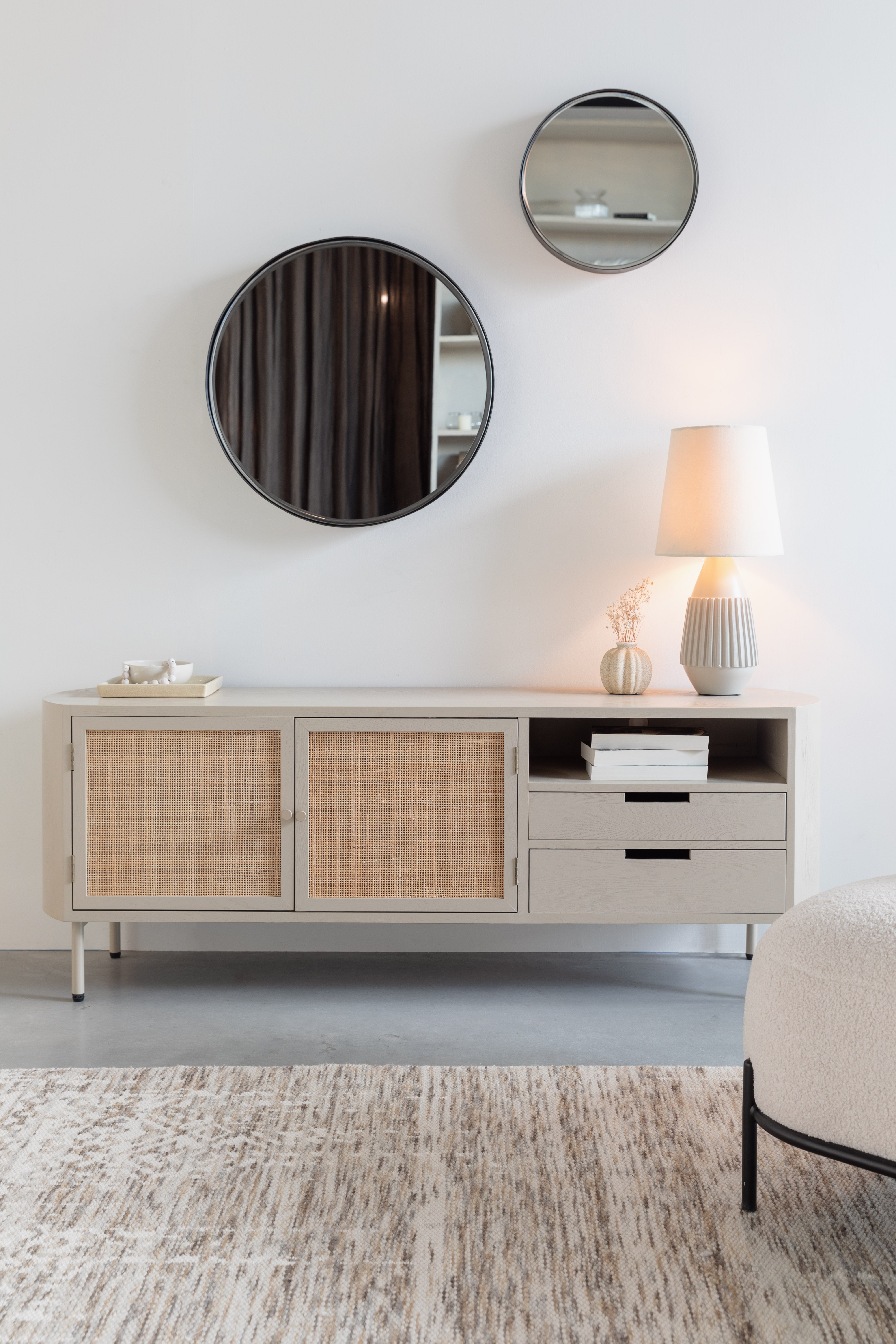 Szafka RTV AMAYA beżowy z rattanem – White Label Living
