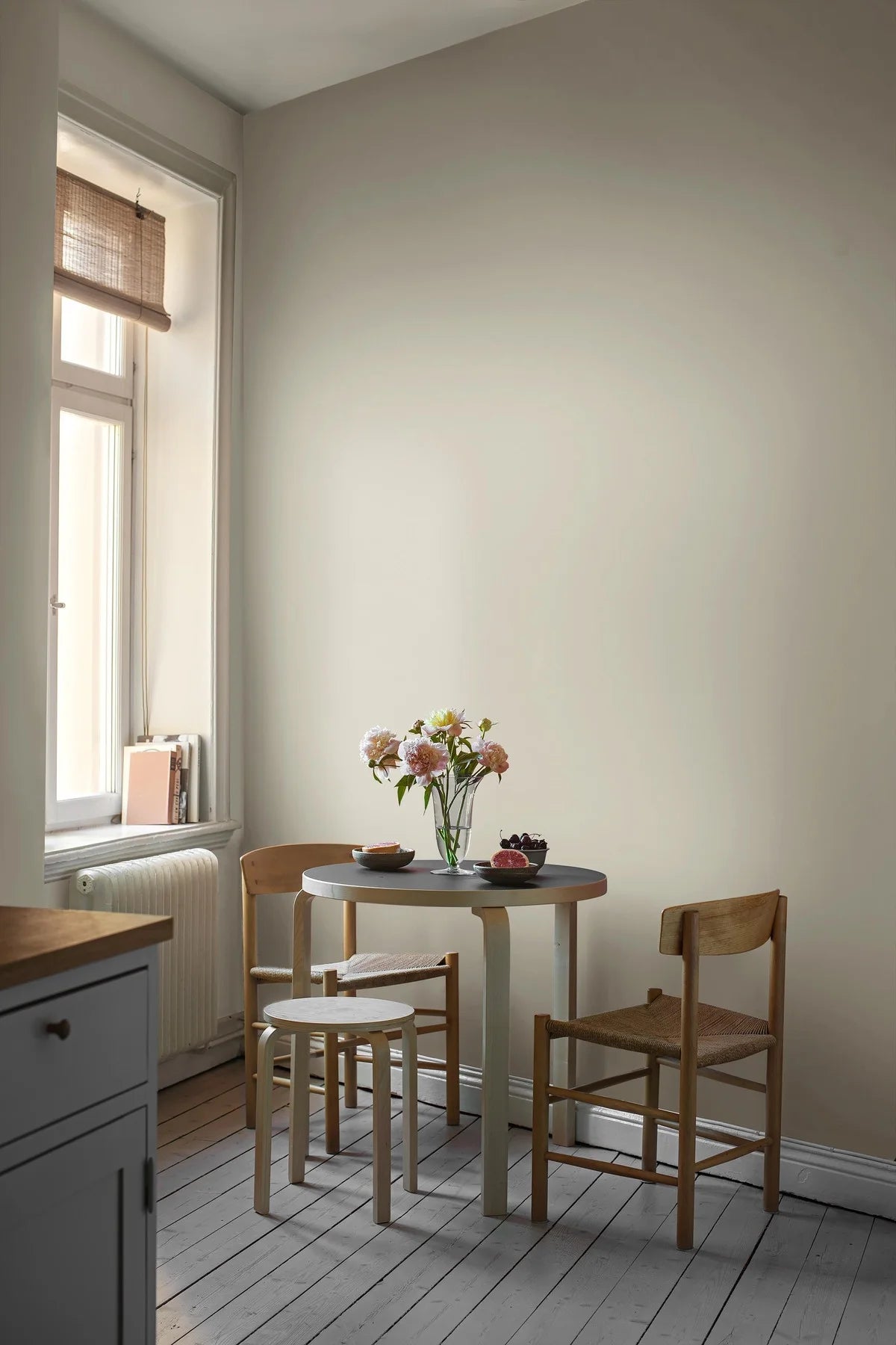 Strukturierte Tapete, die Leinen imitiert - HELLER LEINEN in hellem Grau