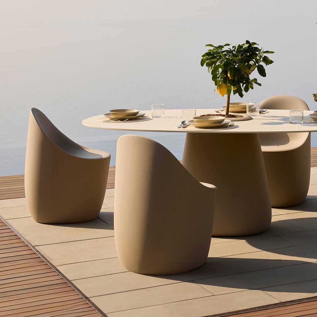 Cobble taupe garden table with container