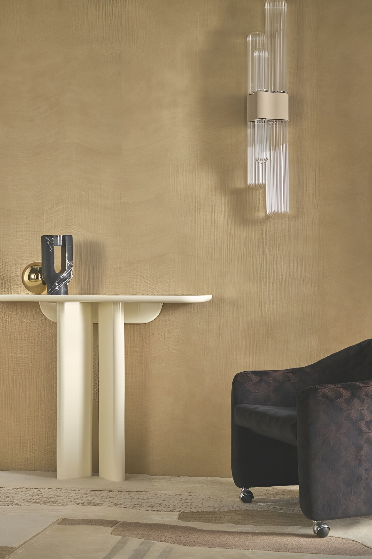 Strukturierte metallische Tapete in Wellen KOTA - NOIR DORÉ schwarz mit Gold