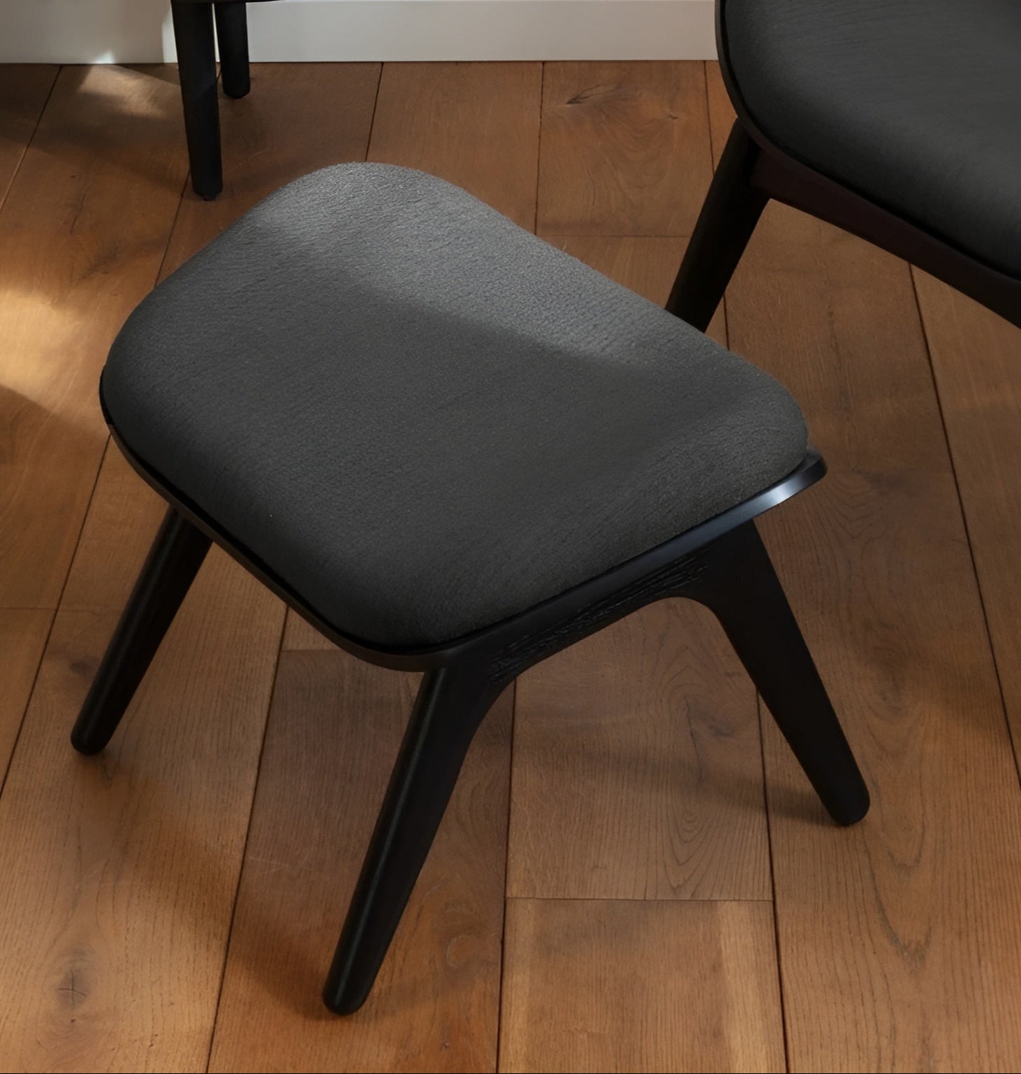 READER footrest black leather with black base