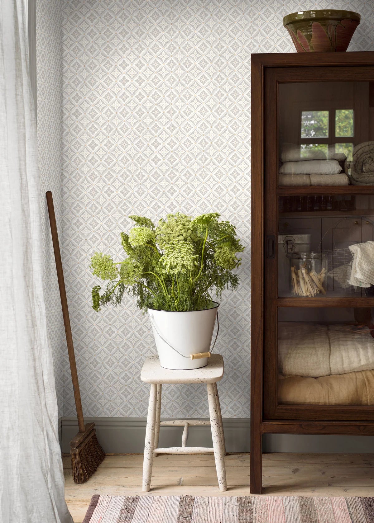 Non-woven paper wallpaper with geometric pattern LOKA white with gray