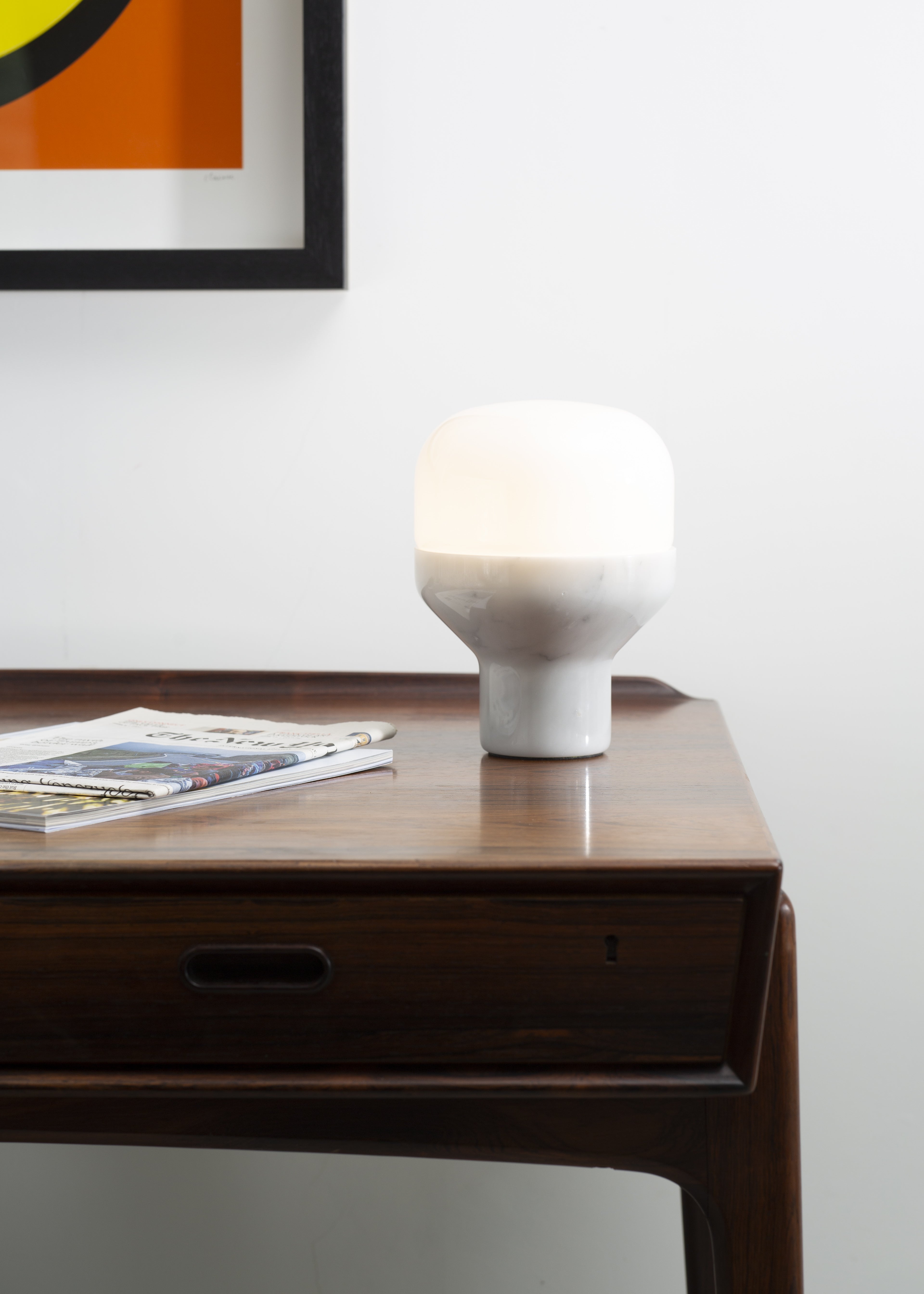Lampa stołowa DELUX opalowe szkło z czarną podstawą