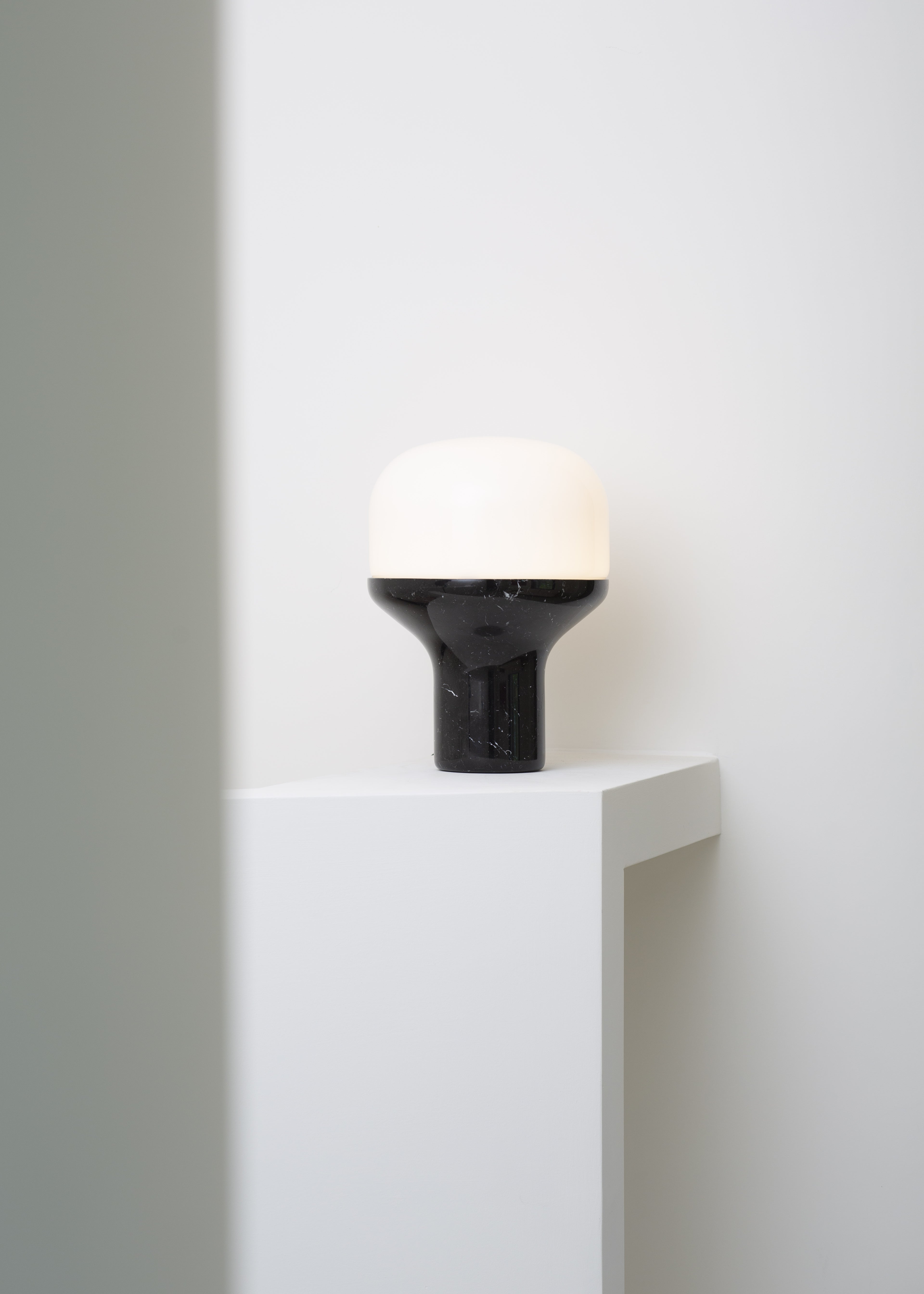 Lampa stołowa DELUX opalowe szkło z czarną podstawą