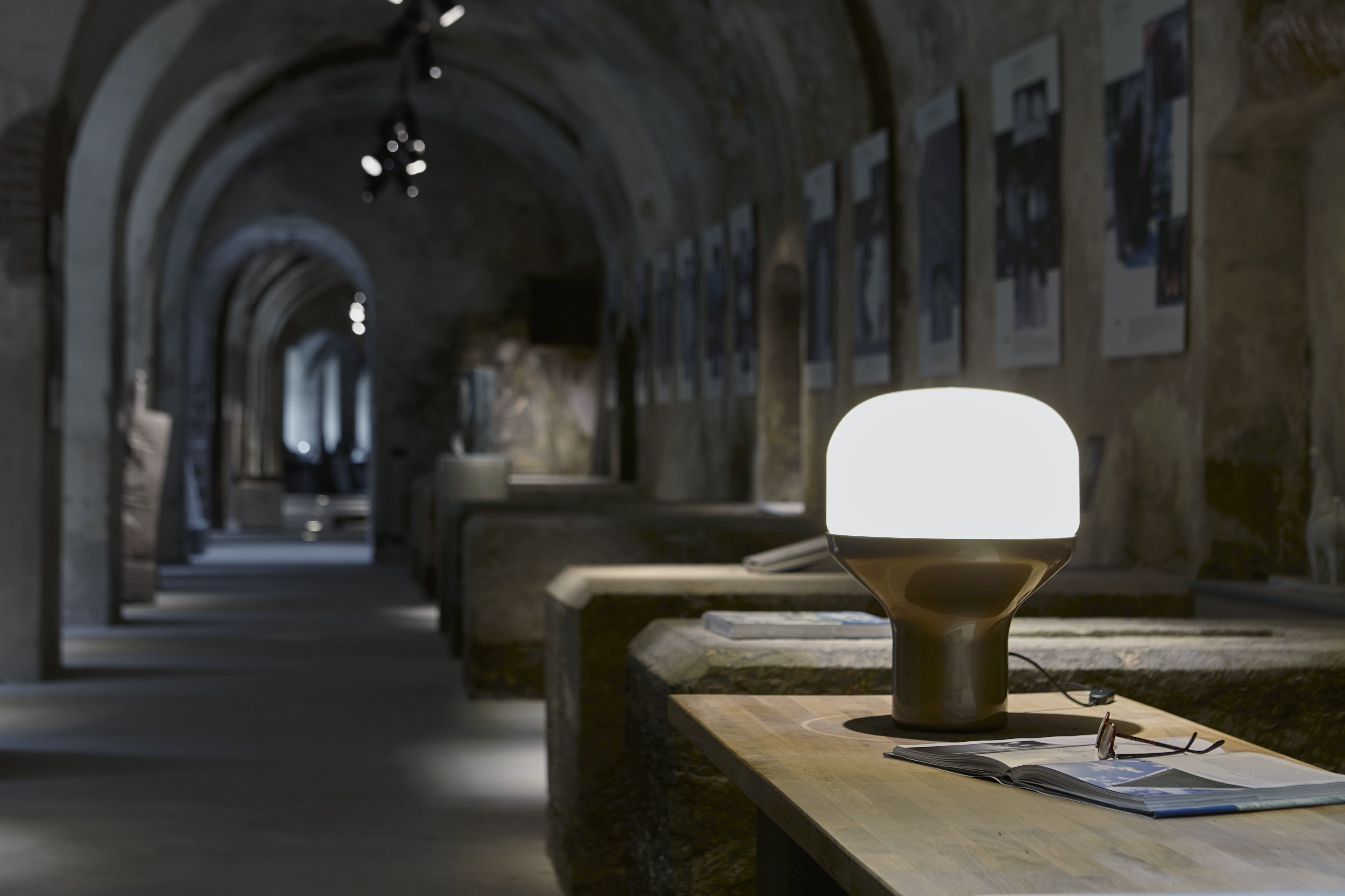 Lampa stołowa DELUX opalowe szkło z czarną podstawą