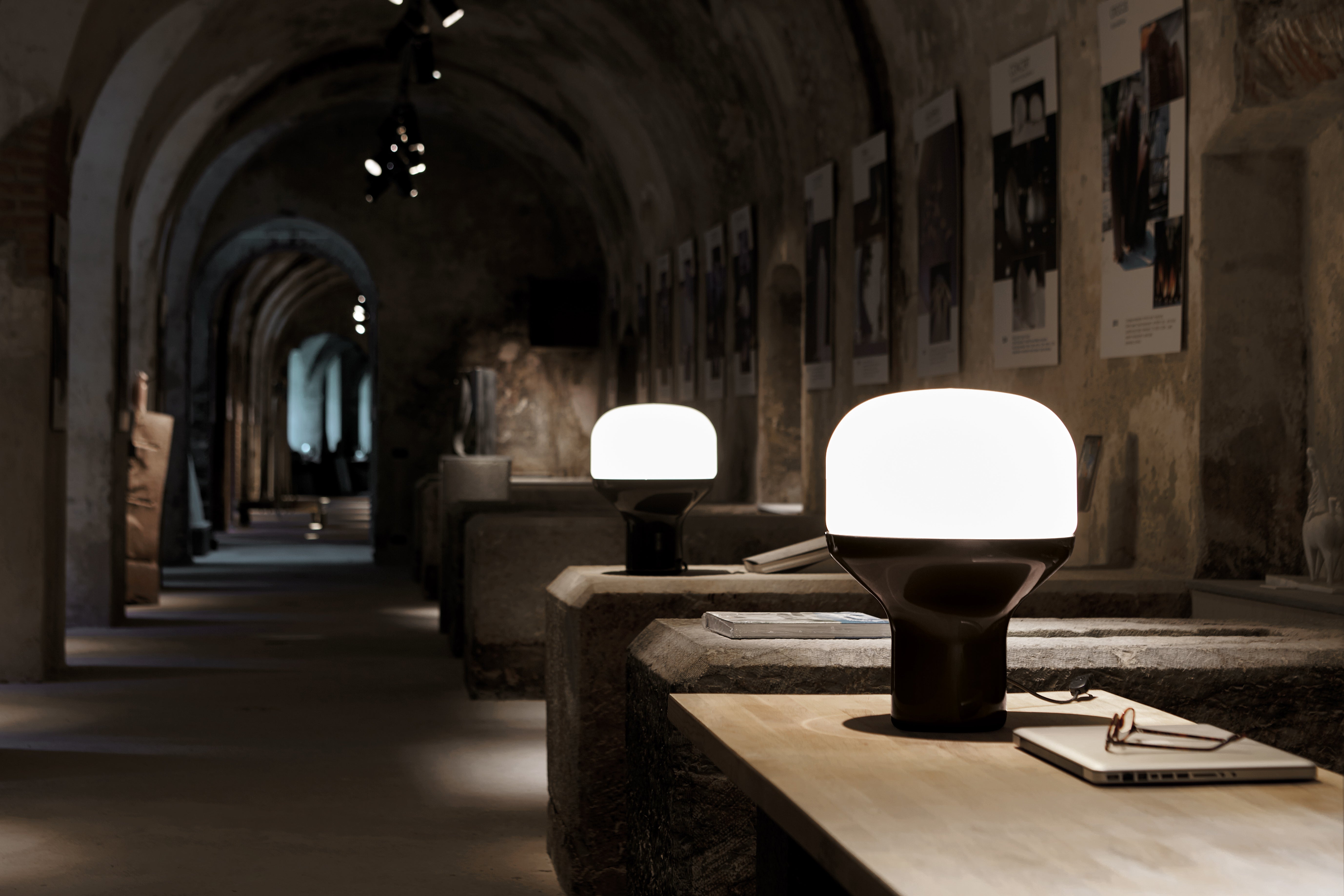 Lampa stołowa DELUX opalowe szkło z czarną podstawą