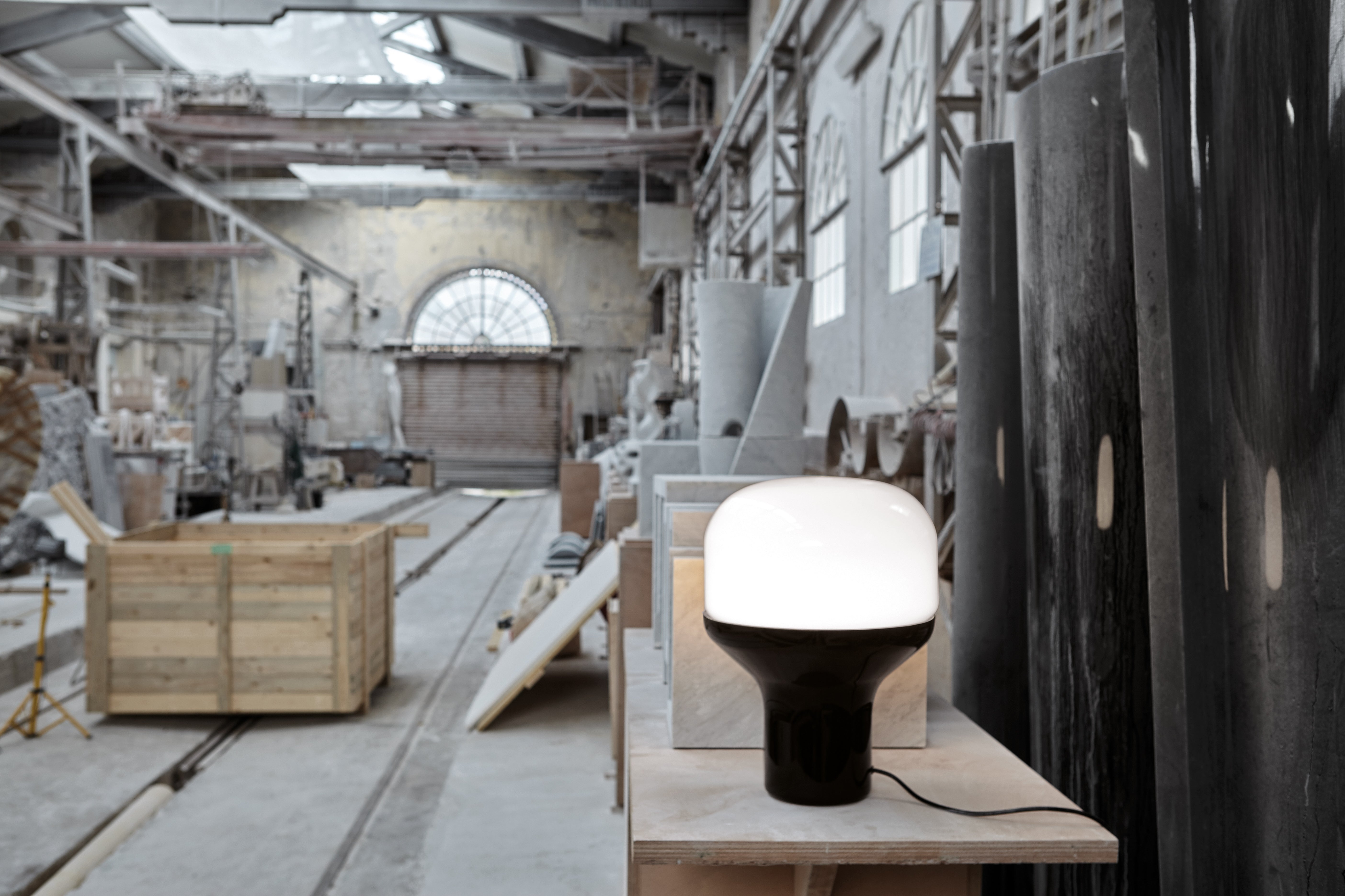Lampa stołowa DELUX opalowe szkło z czarną podstawą