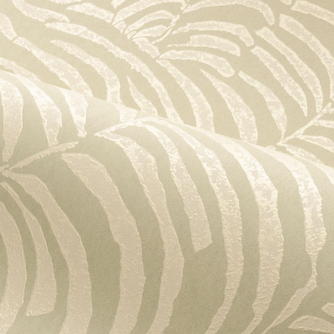 Metallic wallpaper with a plant motif of fern leaves NOBILE - VERT CENDRÉ/NACRÉ ash green with pearlescent finish