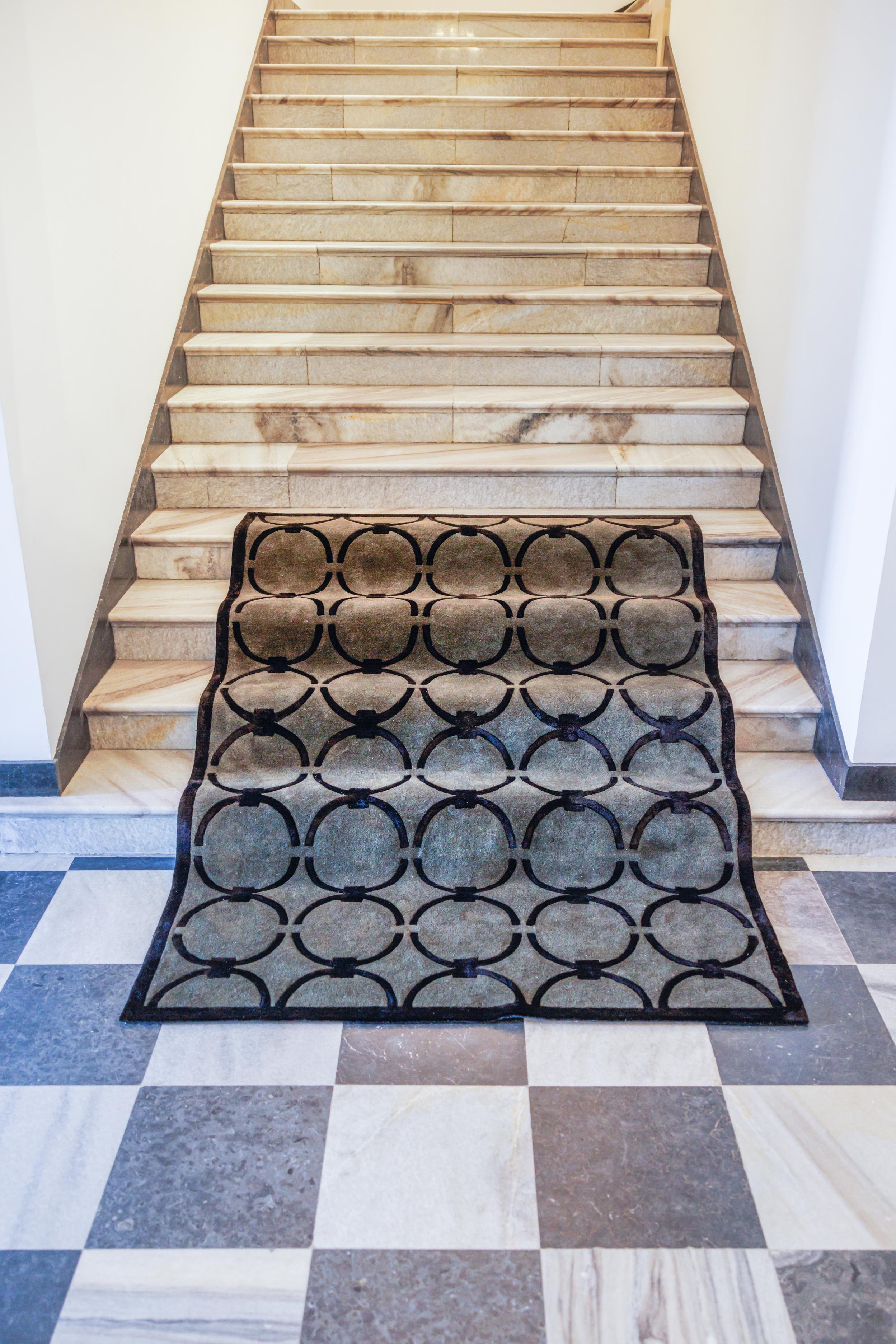 Teppich GLAM dunkelgrün mit schwarzem geometrischem Muster