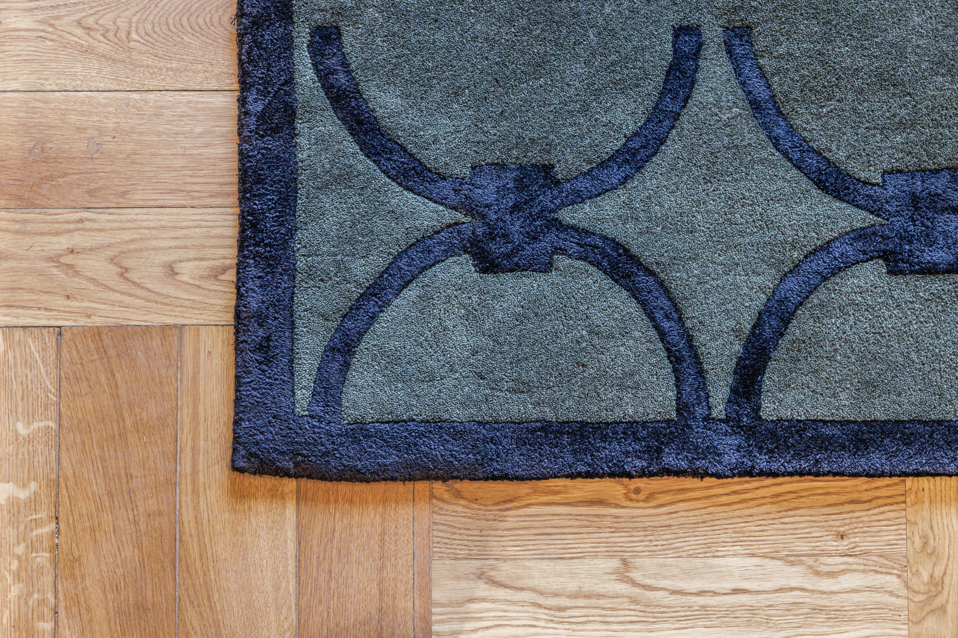 Teppich GLAM dunkelgrün mit schwarzem geometrischem Muster