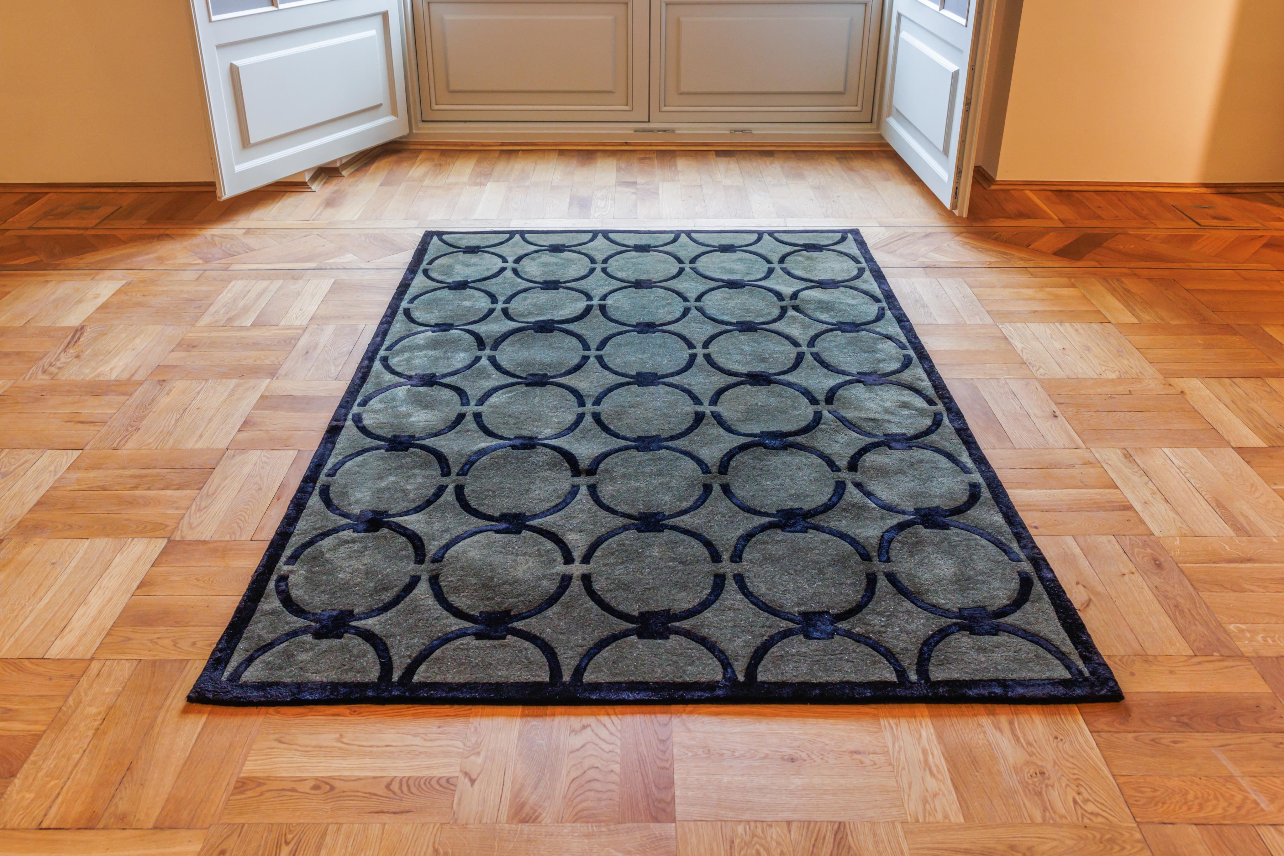 Teppich GLAM dunkelgrün mit schwarzem geometrischem Muster