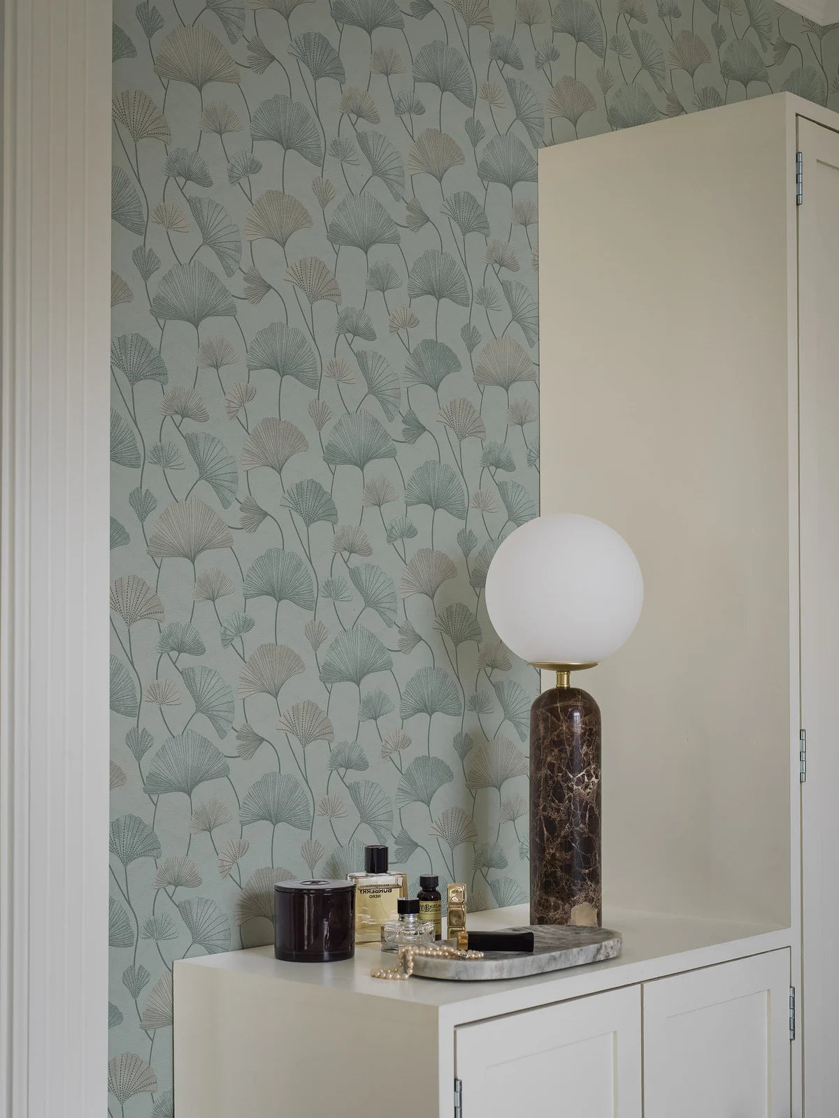 Strukturierte Tapete mit Pflanzenmotiv SOPHIA in gedämpftem Grün
