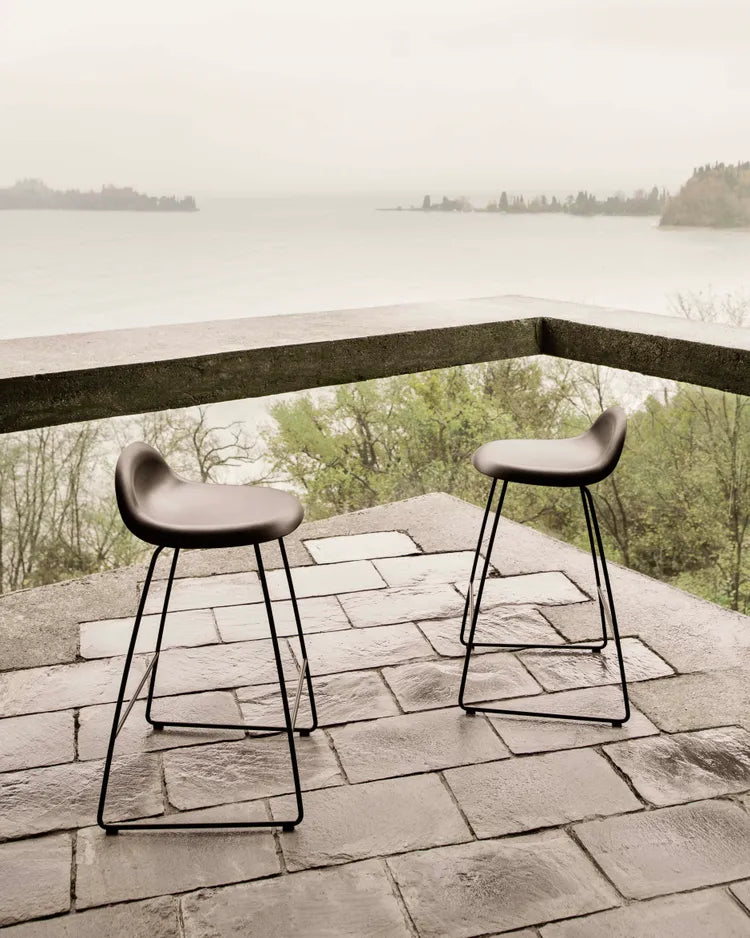 Hocker GUBI 3D graues Sitzpolster mit verchromtem Fuß