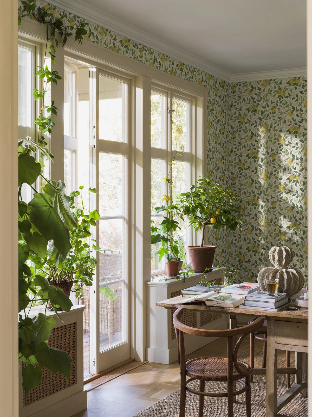 Non-woven paper wallpaper with a plant pattern CITRONTRÄD white with green