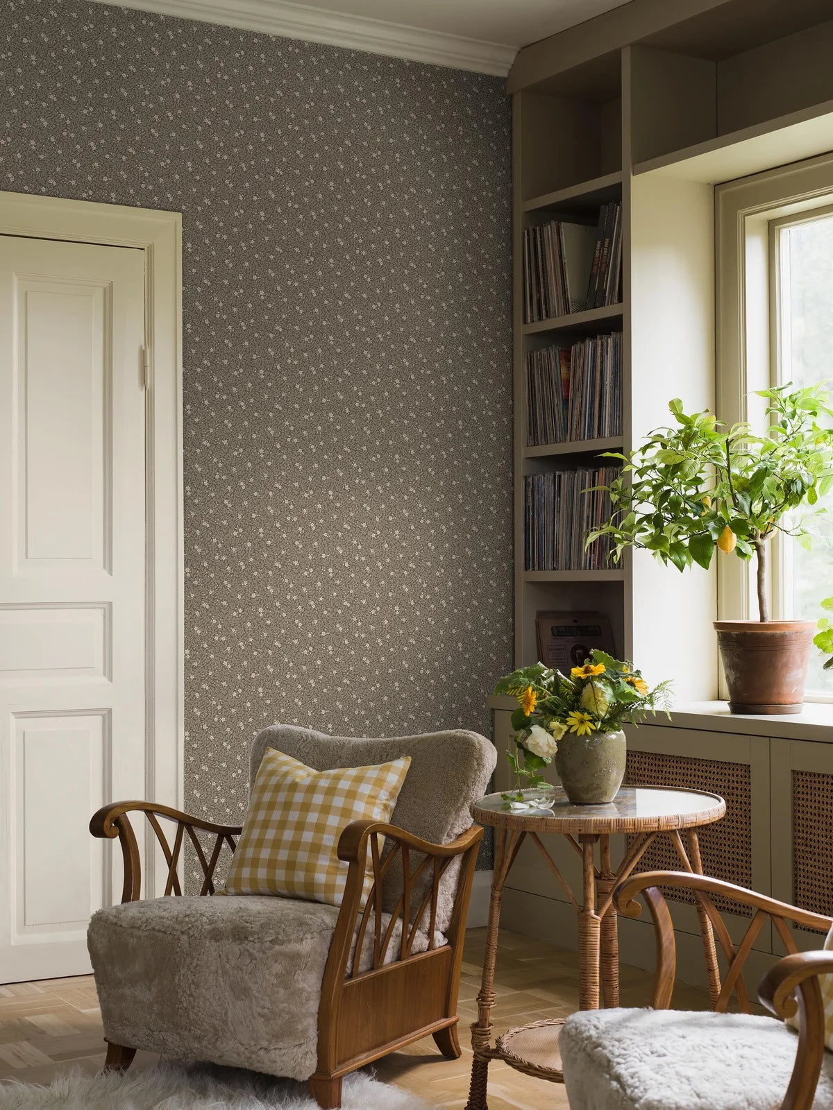 Tapete mit pflanzlichem Blumen- und Blättermotiv MYRTEN braun mit weiß