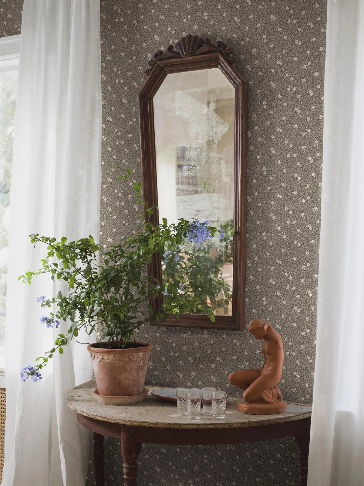 Tapete mit pflanzlichem Blumen- und Blättermotiv MYRTEN braun mit weiß