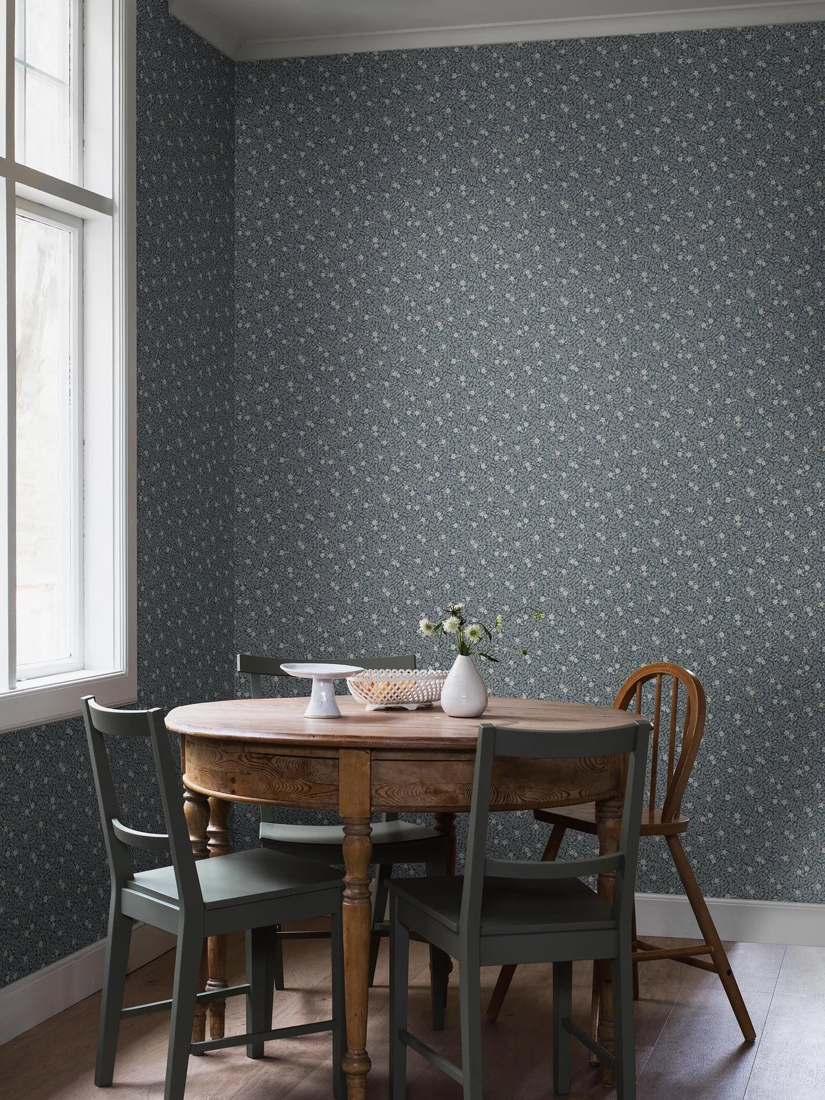 Wallpaper with a floral pattern of flowers and leaves MYRTEN blue with white