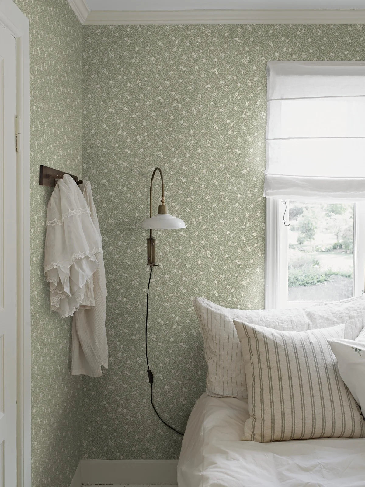Wallpaper with a floral and leaf pattern MYRTEN light green with white