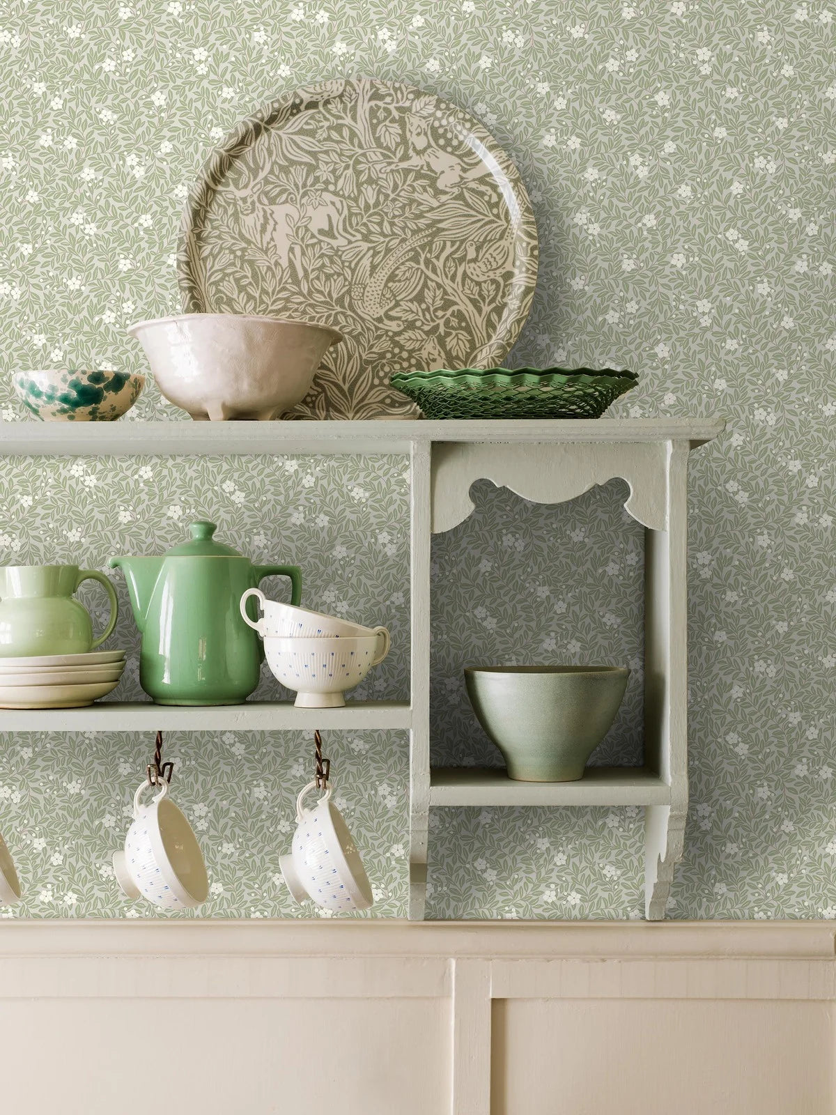 Wallpaper with a floral and leaf pattern MYRTEN light green with white