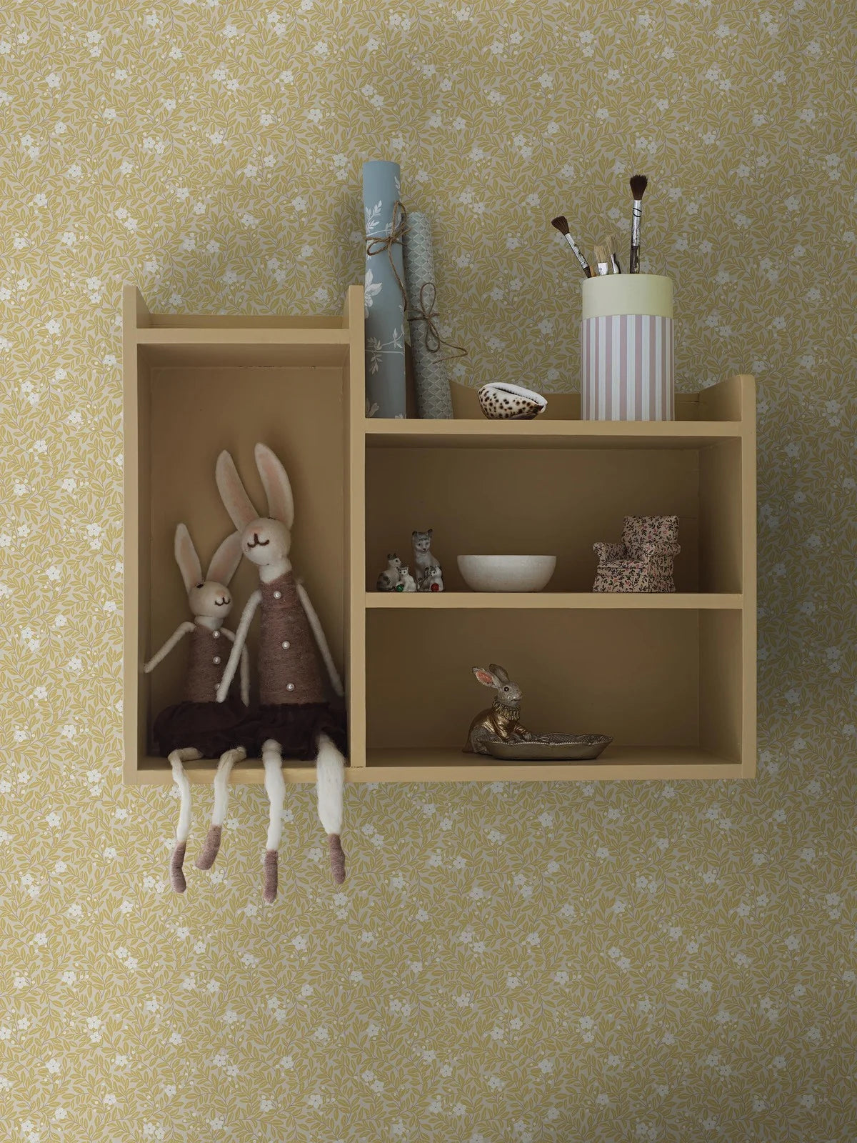 Tapete mit pflanzlichem Motiv von Blumen und Blättern MYRTEN gelb mit weiß