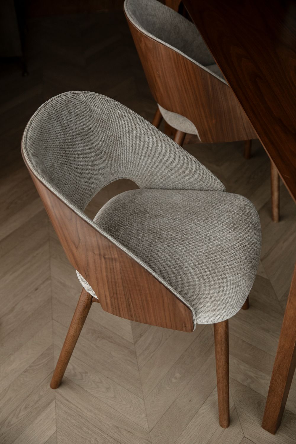 Stuhl VELORE smaragdgrün mit Holzgestell