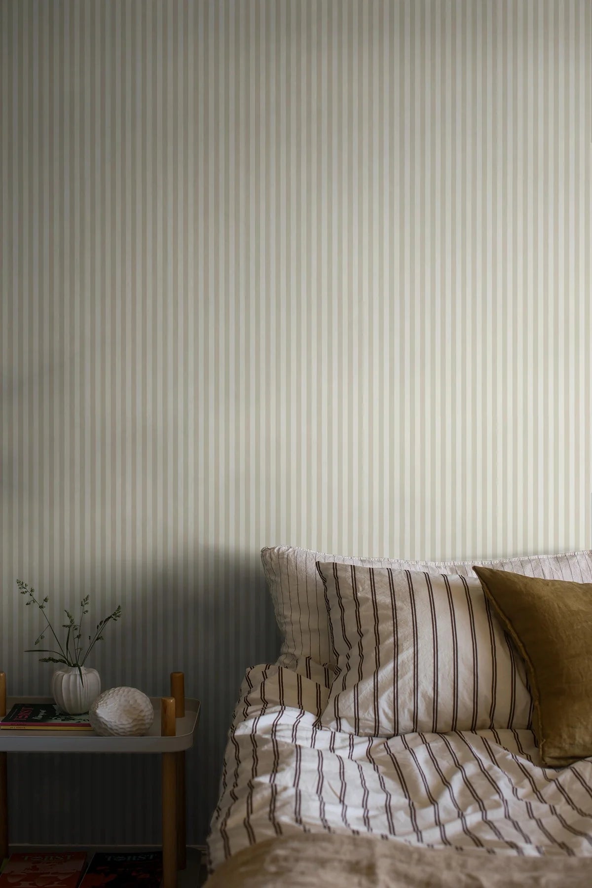 Tapete mit Streifen MÖLLE STRIPE beige mit Weiß