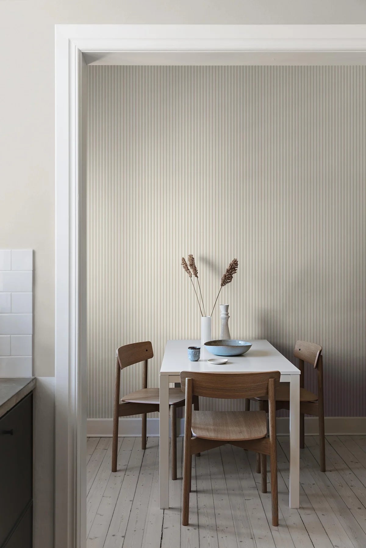 Tapete mit Streifen MÖLLE STRIPE beige mit Weiß