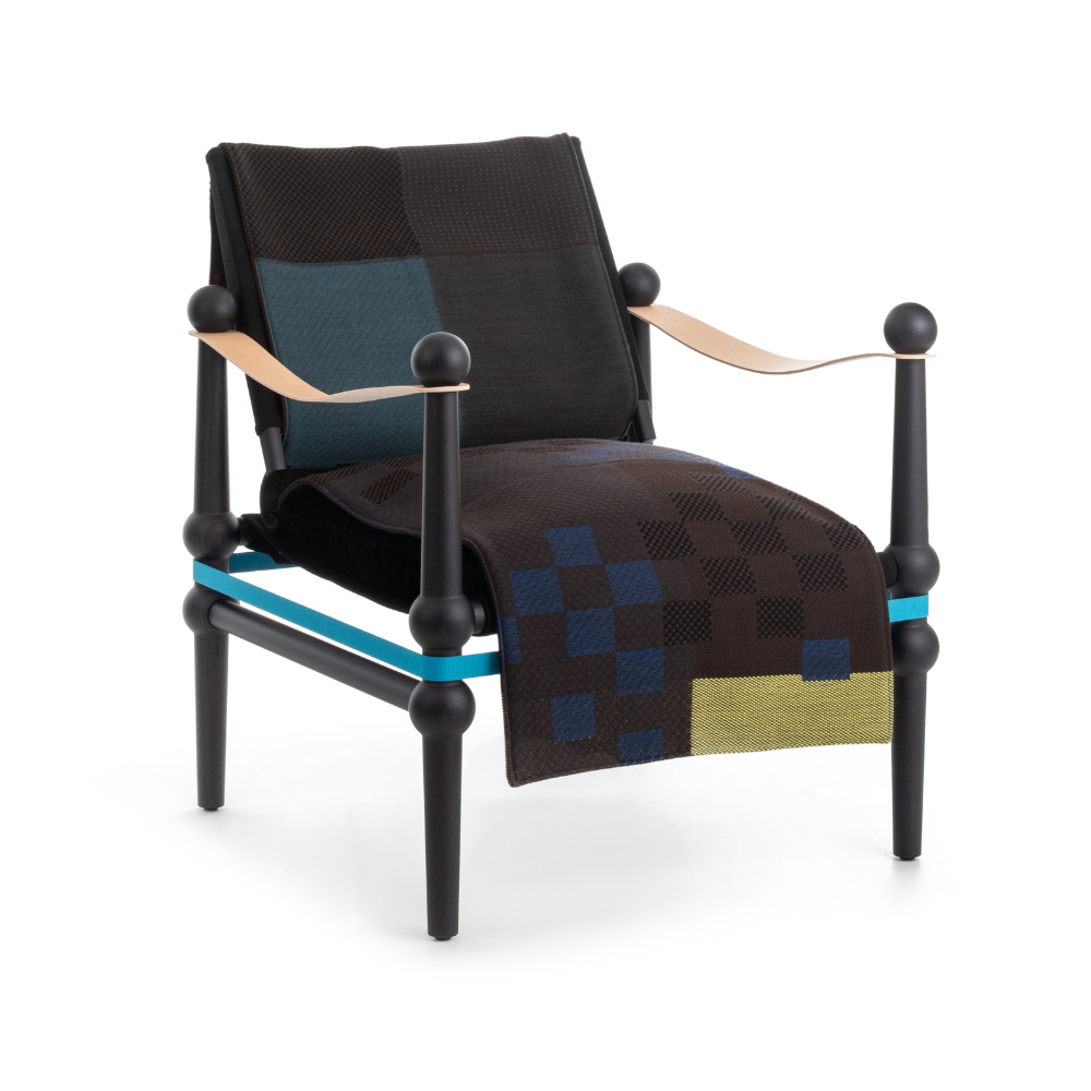 TWAIN armchair with a brown-blue blanket and a black beech base