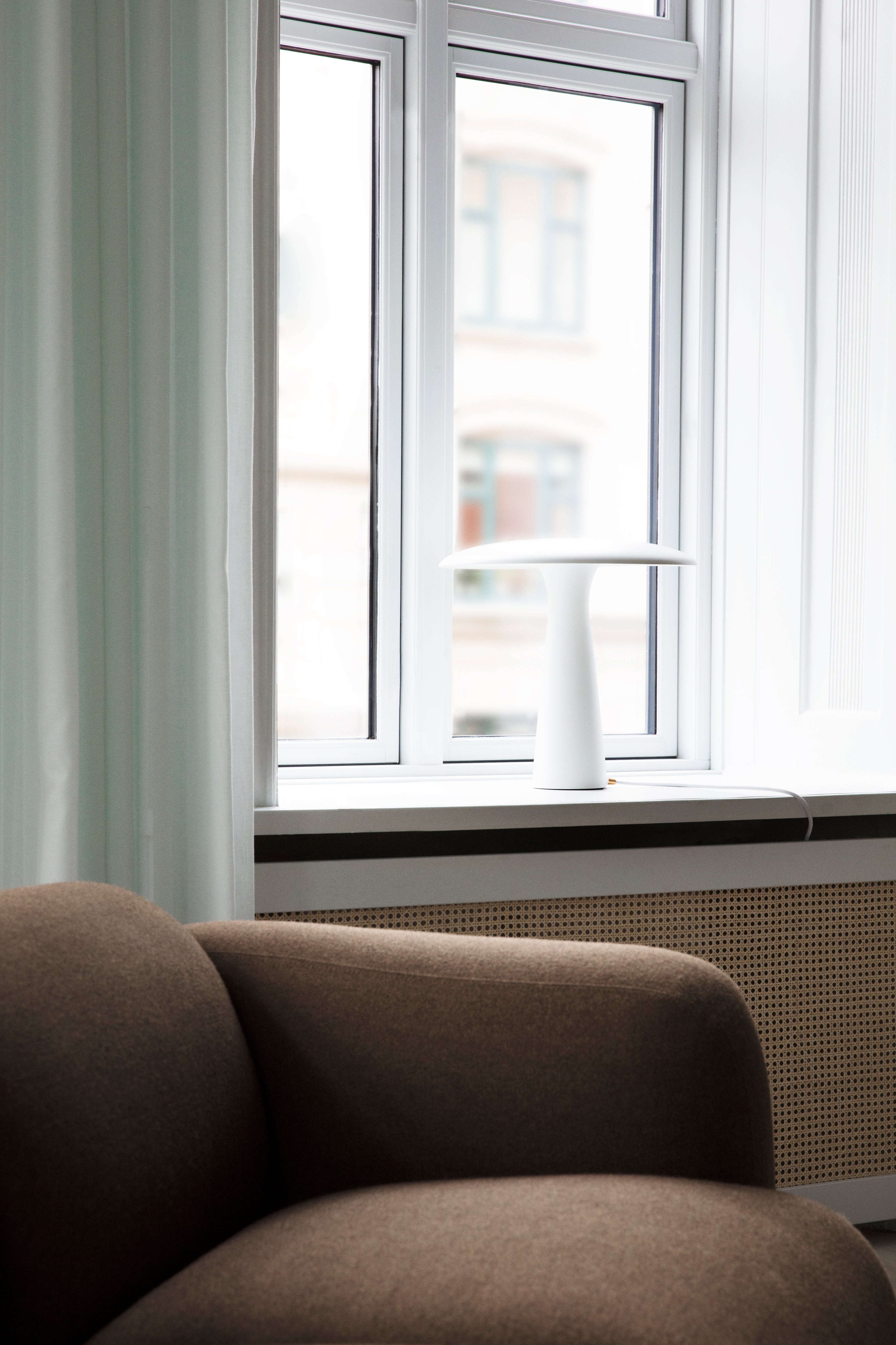 SHELTER table lamp white